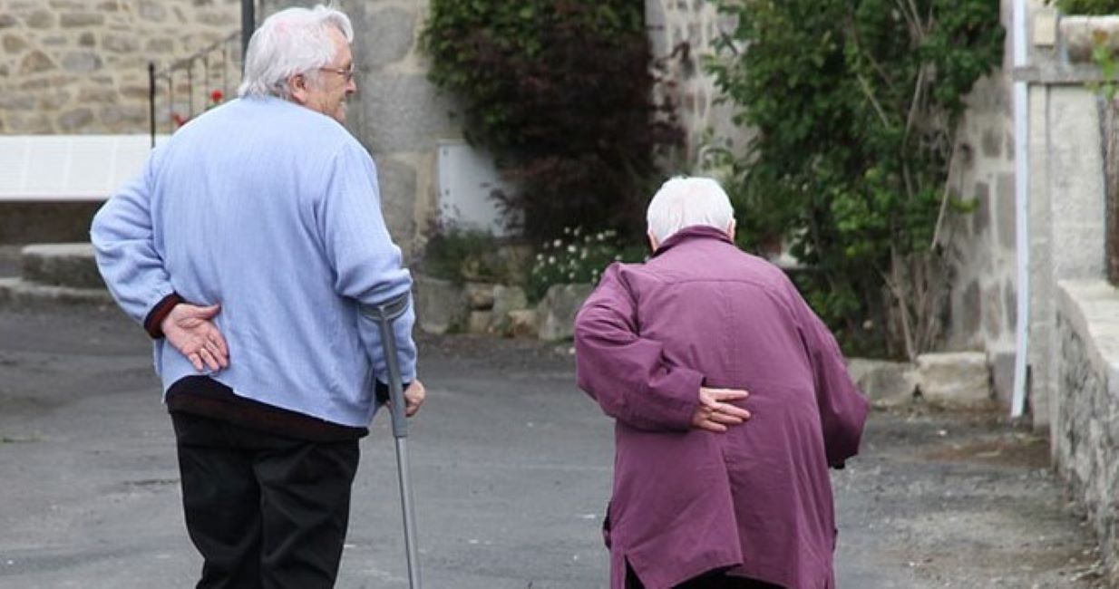 Dos ancians passejant.
