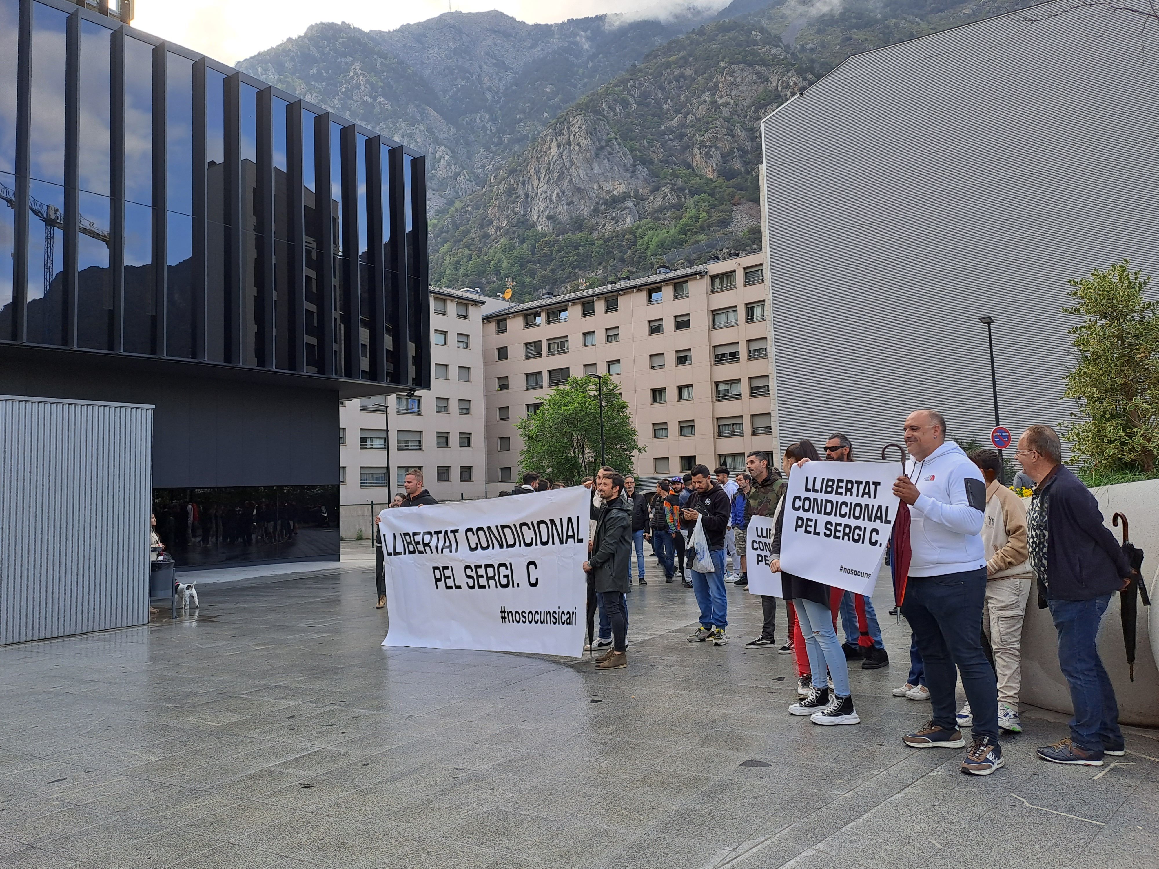 Els concentrats, a l'esplanada davant la Seu de la Justícia.