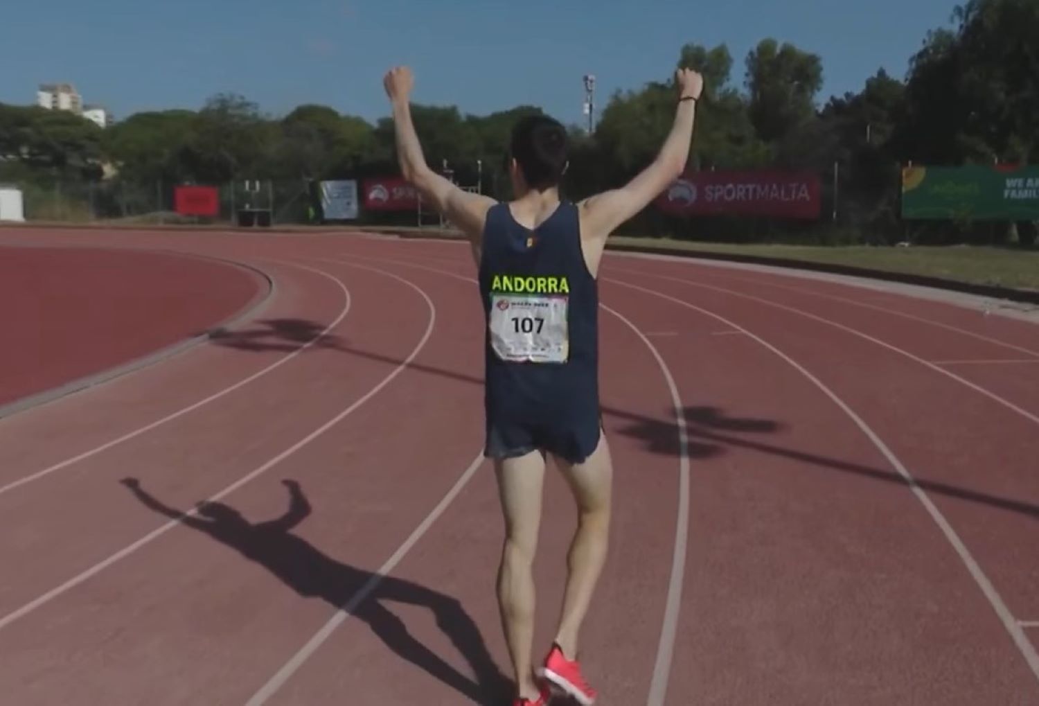 Pol Moya celebra la victòria amb els braços a l'aire.