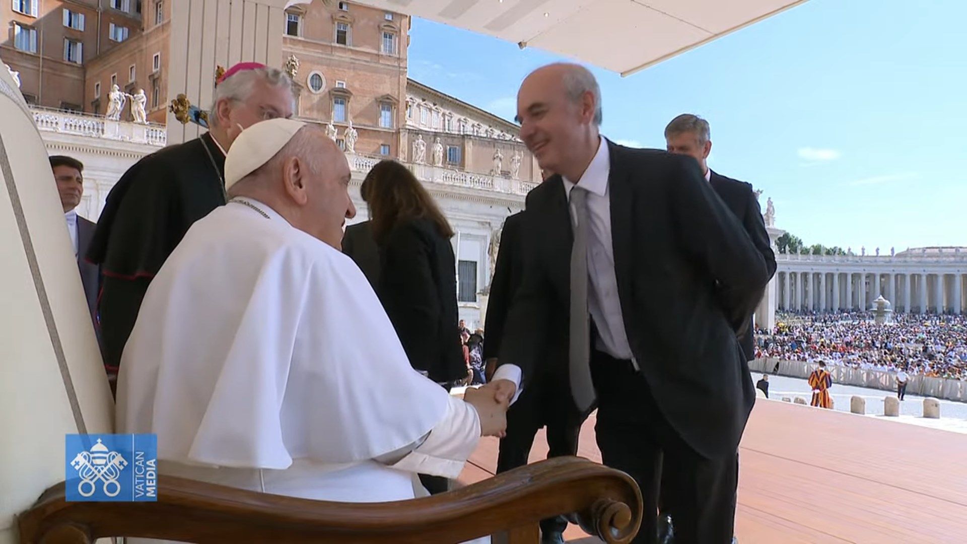 Carles Àlvarez saluda el papa Francesc durant el pelegrinatge lauredià al Vaticà.