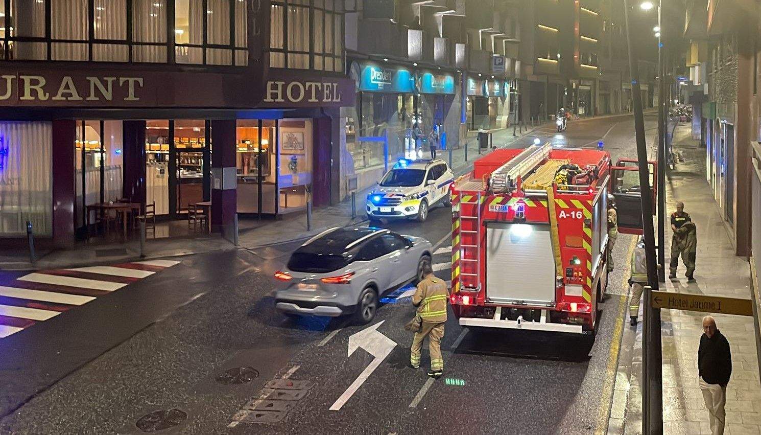 Els bombers a l'edifici afectat pel fum. Els bombers a l'edifici afectat pel fum.