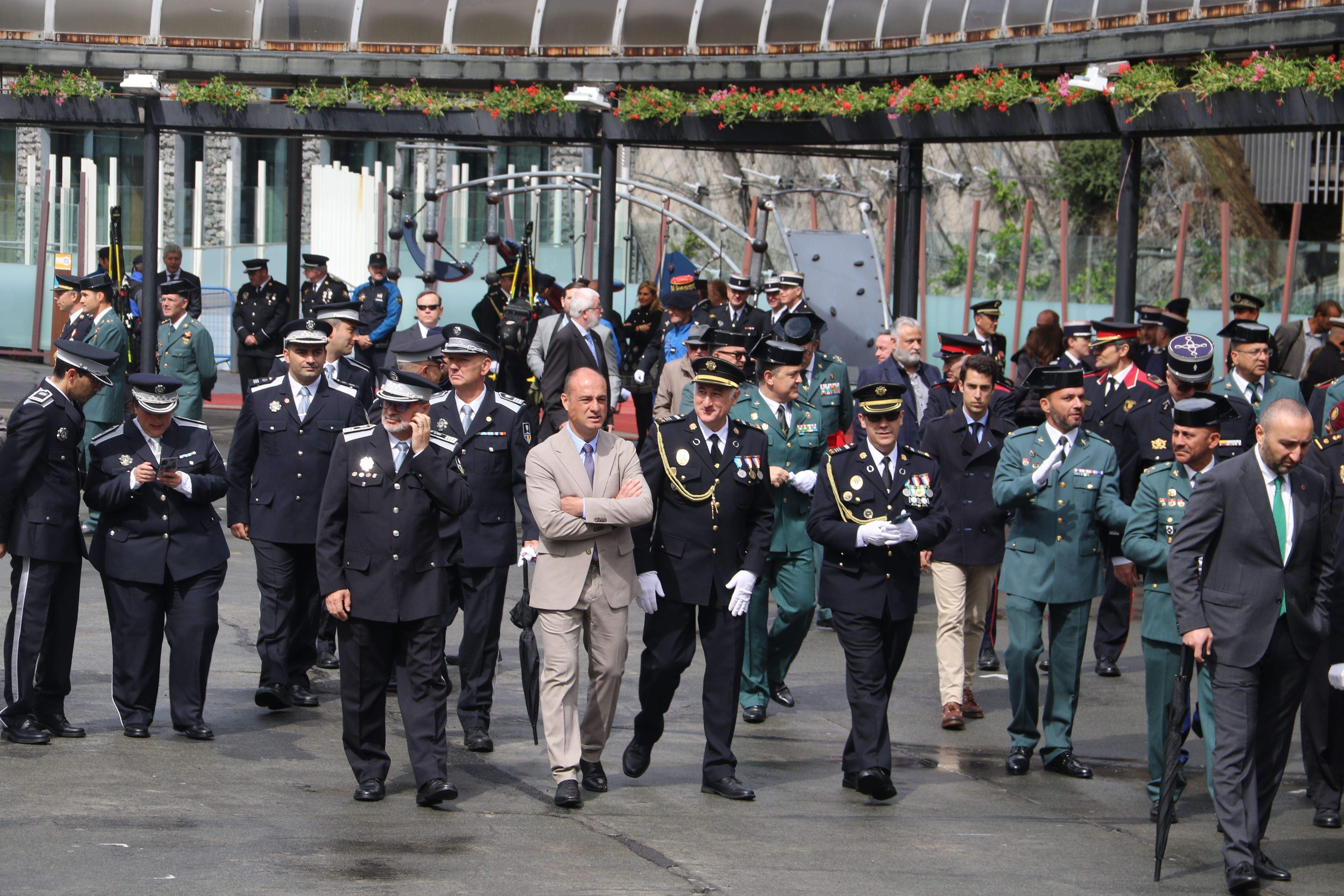 Toni Rodríguez i Ramon Torné, uniformats i emmedallats, durant el dia de la patrona.