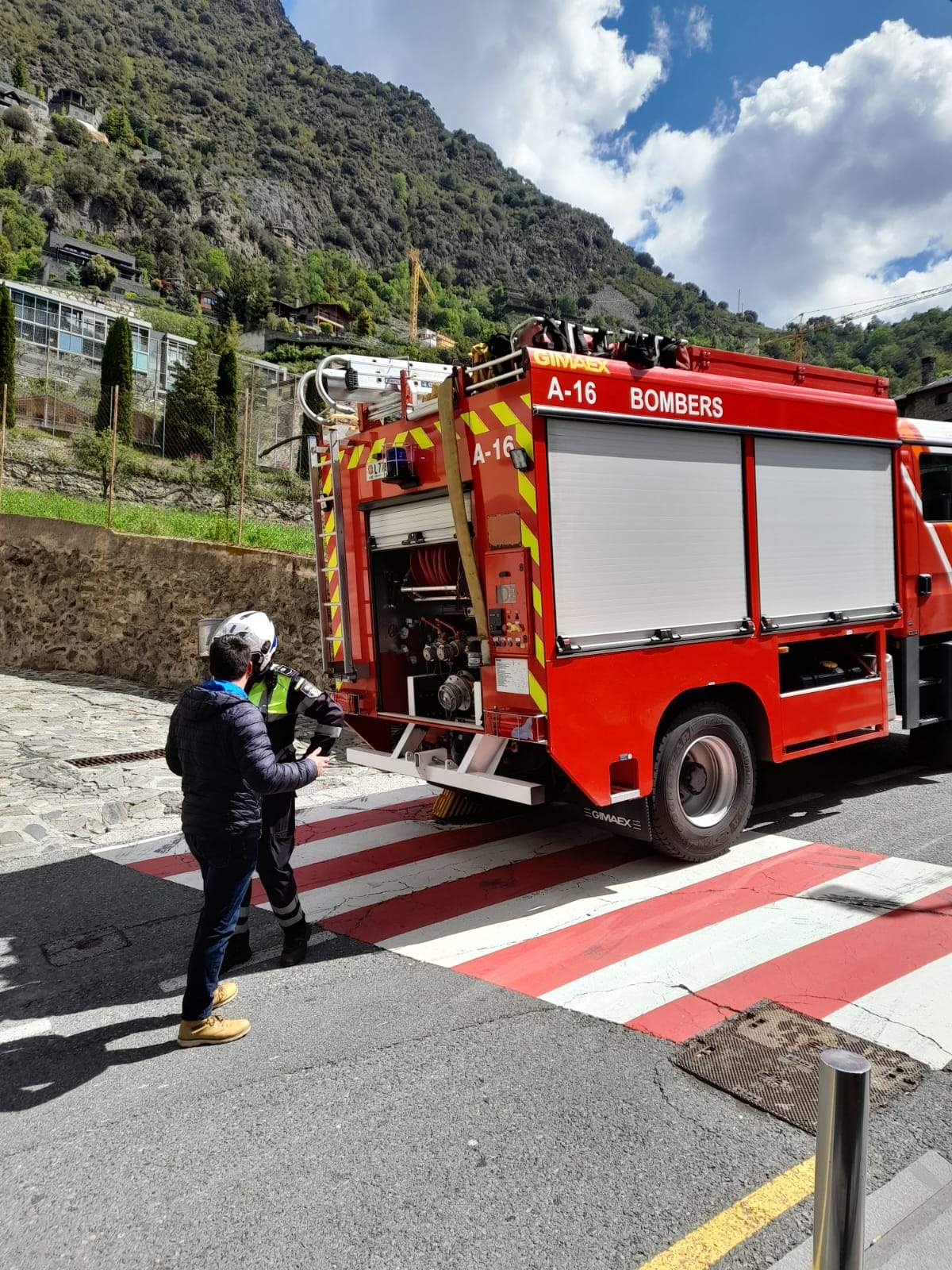 Els bombers, al lloc dels fets.
