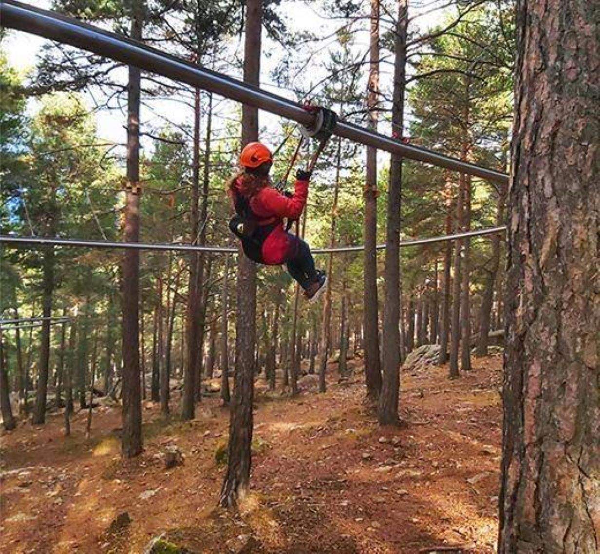 Una visitant al Forest Line de Naturland.