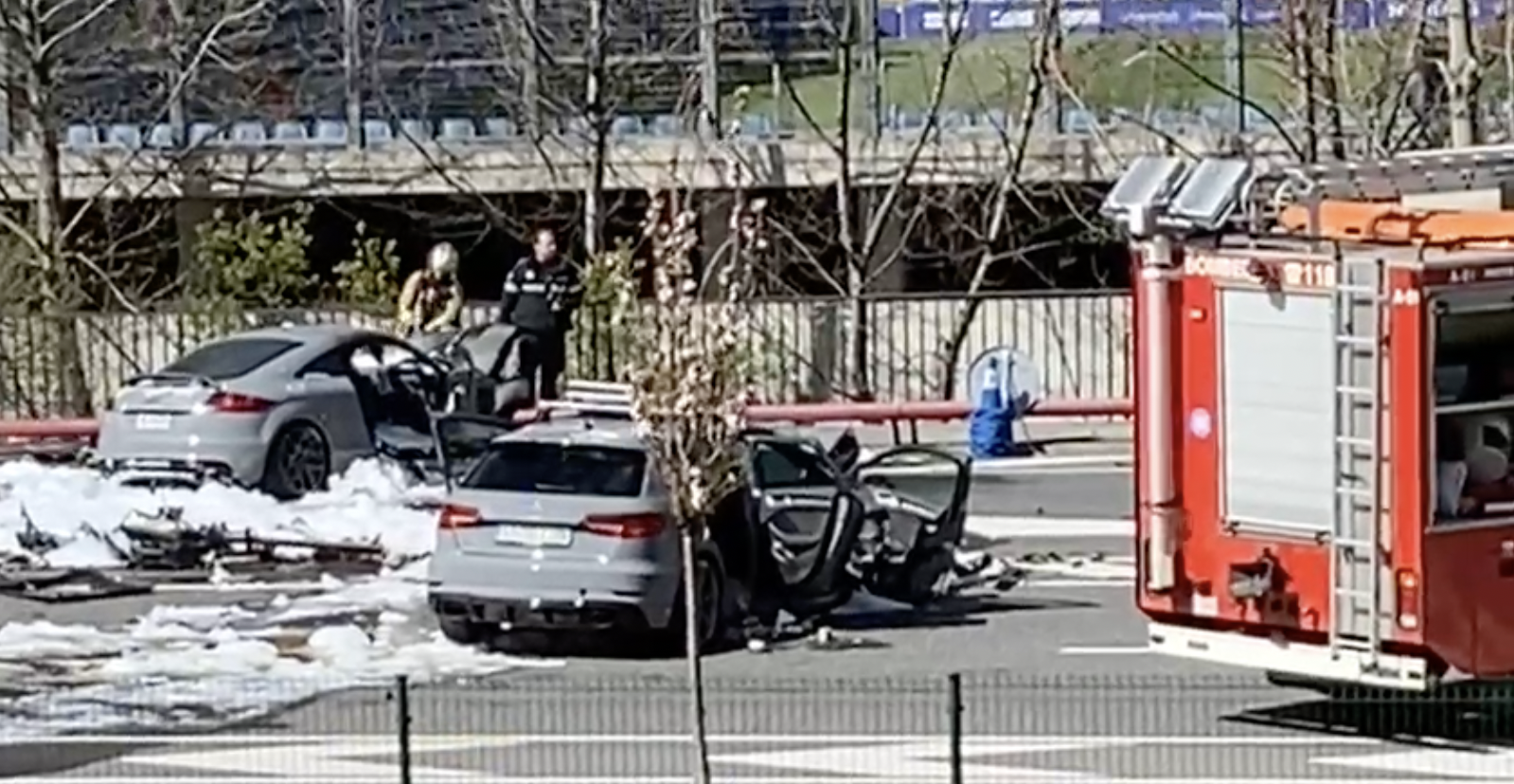 Els dos cotxes implicats directament en el xoc frontal.