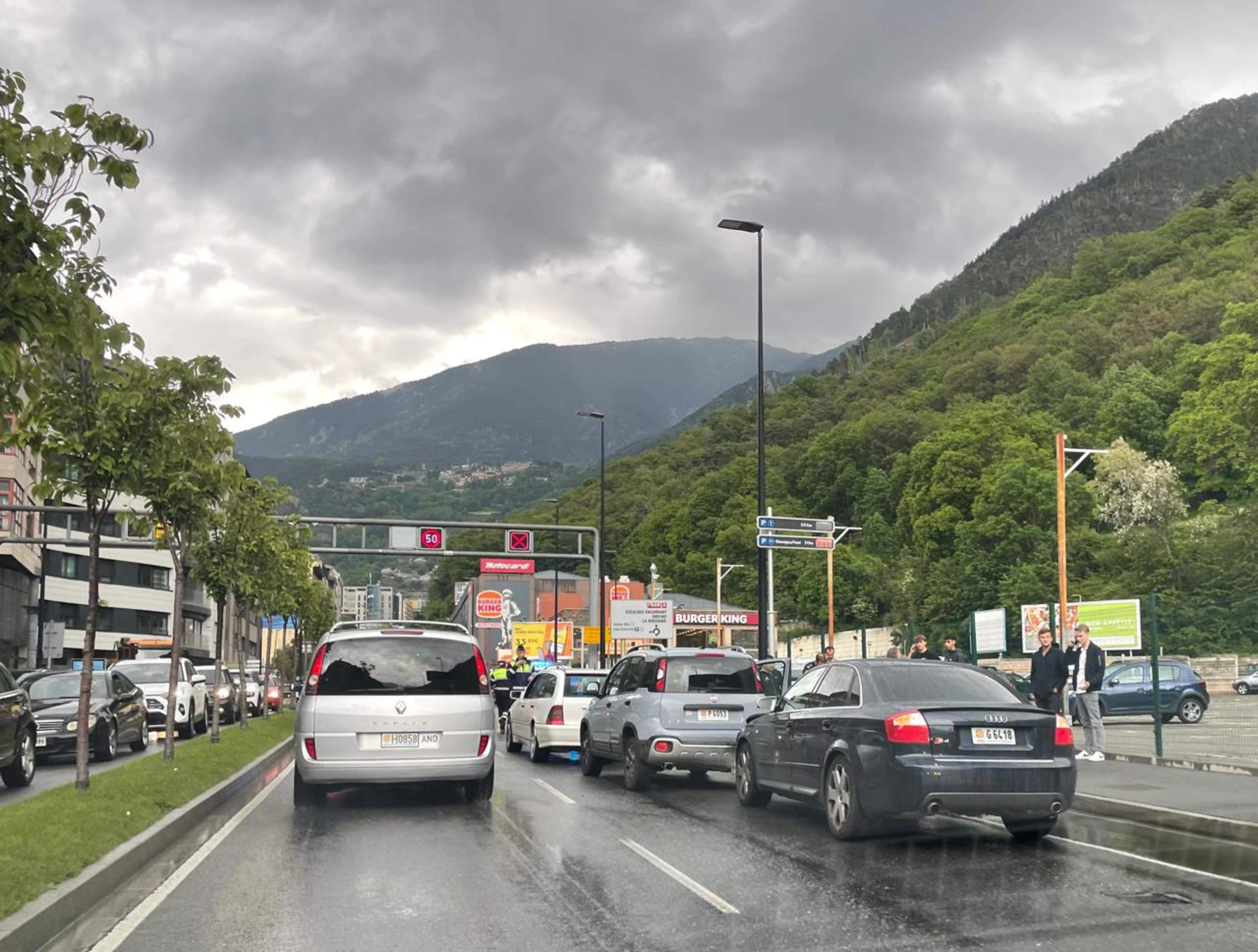 Els tres cotxes que han picat circulaven pel carril dret en sentit nord.