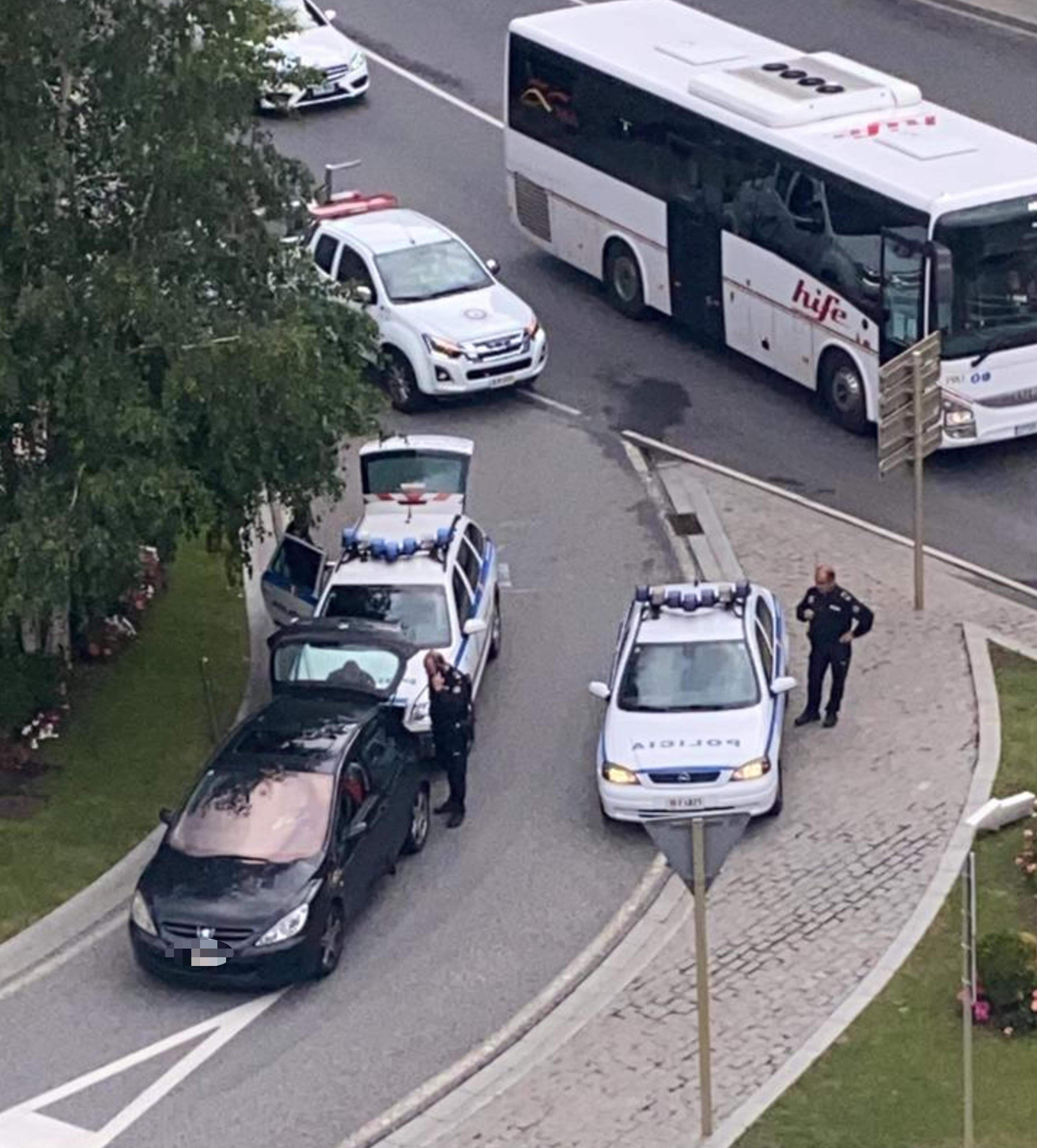 Els cotxes policials amb el vehicle interceptat.