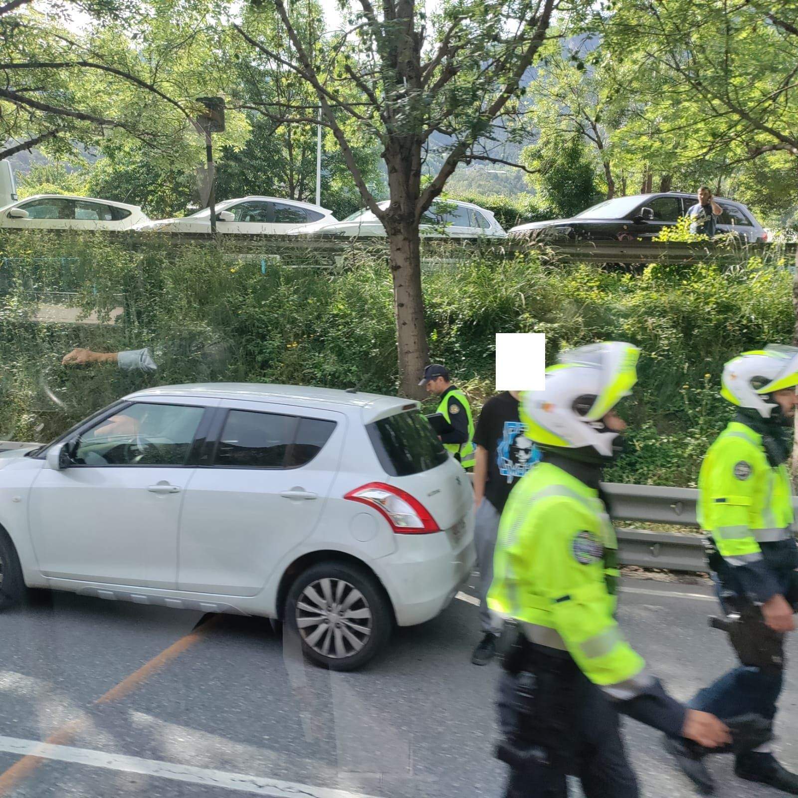 Agents de policia al lloc dels fets amb el vehicle implicat.