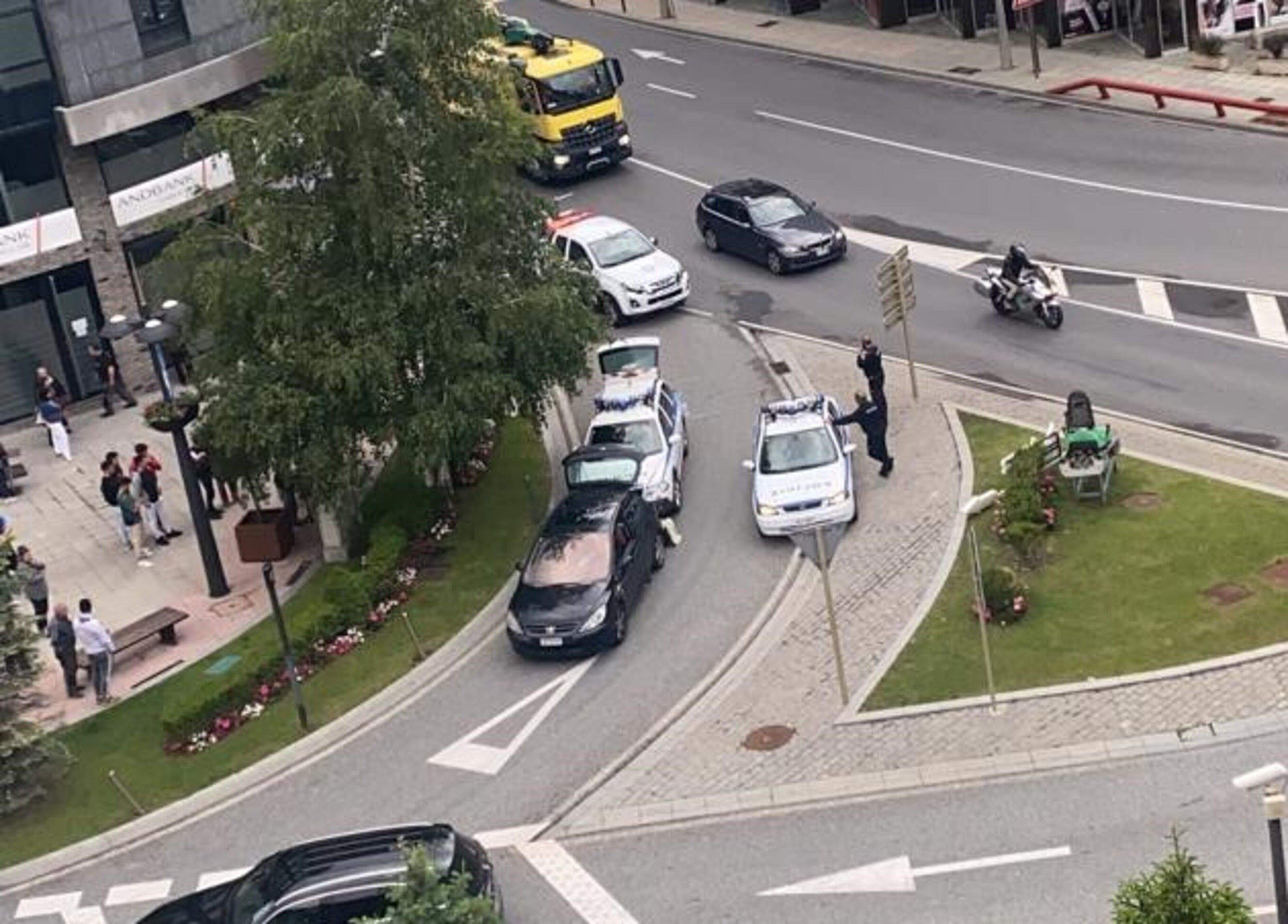 El cotxe interceptat controlat per dos vehicles de la policia.