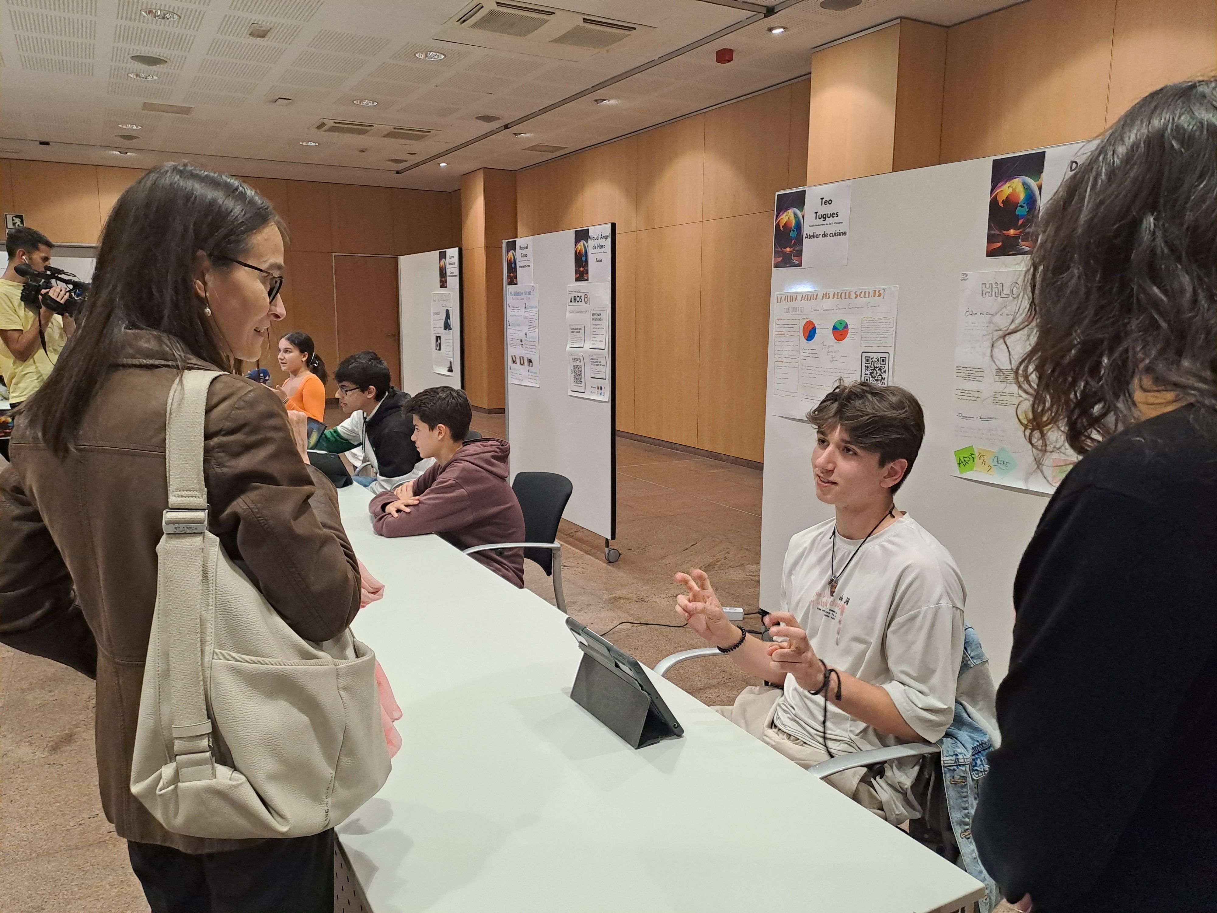 Dan Adán explica el projecte sobre adhesius i poesia. Dan Adán explica el projecte sobre adhesius i poesia.