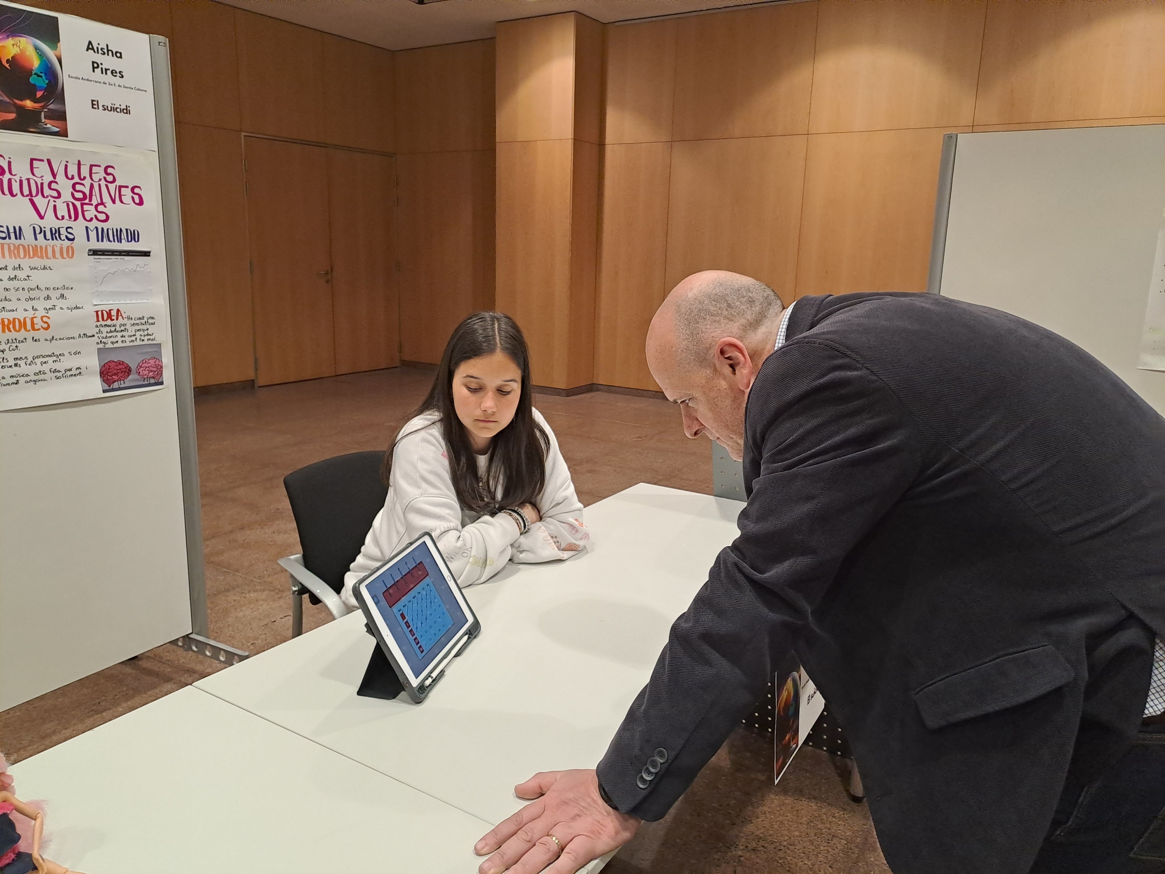 Un dels assistents s'interessa per la idea d'una estudiant. Un dels assistents s'interessa per la idea d'una estudiant.
