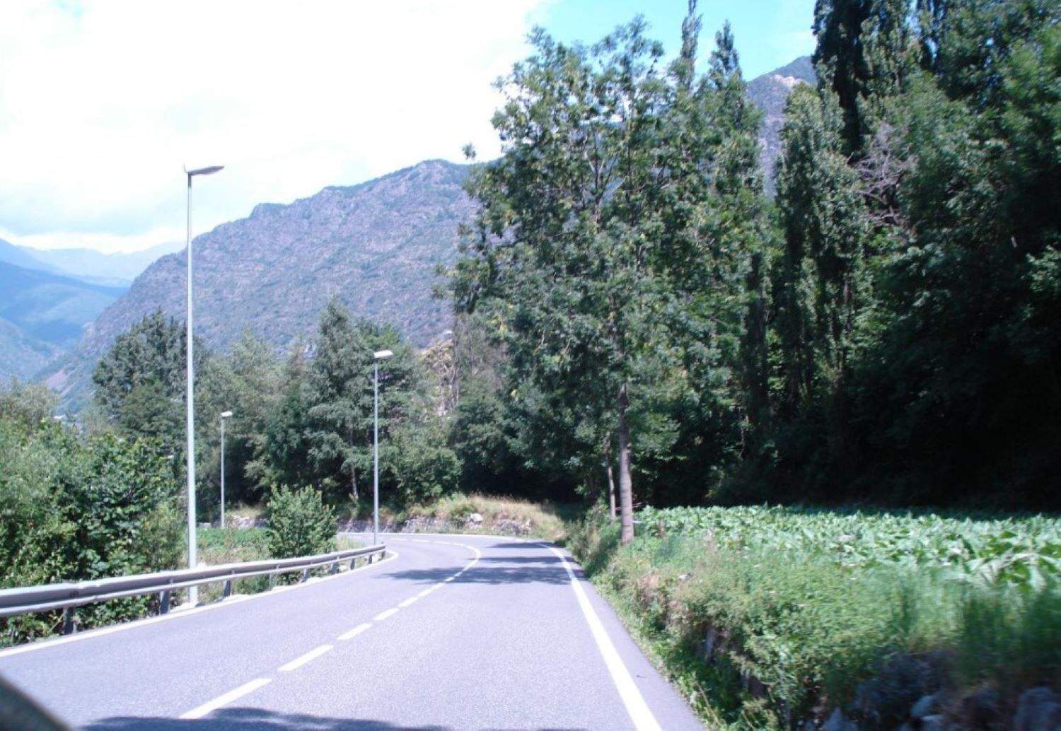 Vista de l'àmbit sud de la unitat d'actuació, amb la cruïlla entre les carreteres ja existents.