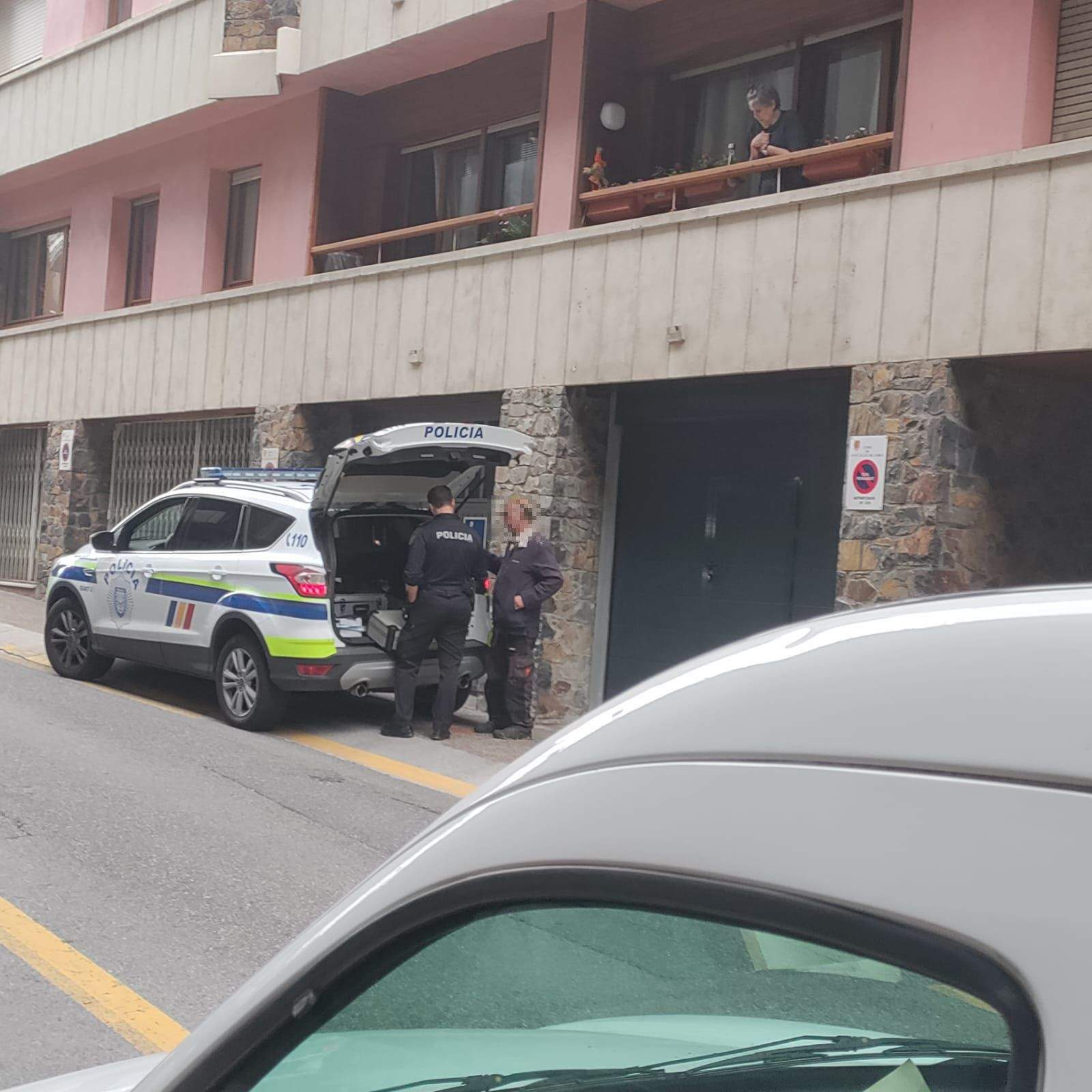 L'home fent el control d'alcoholèmia.