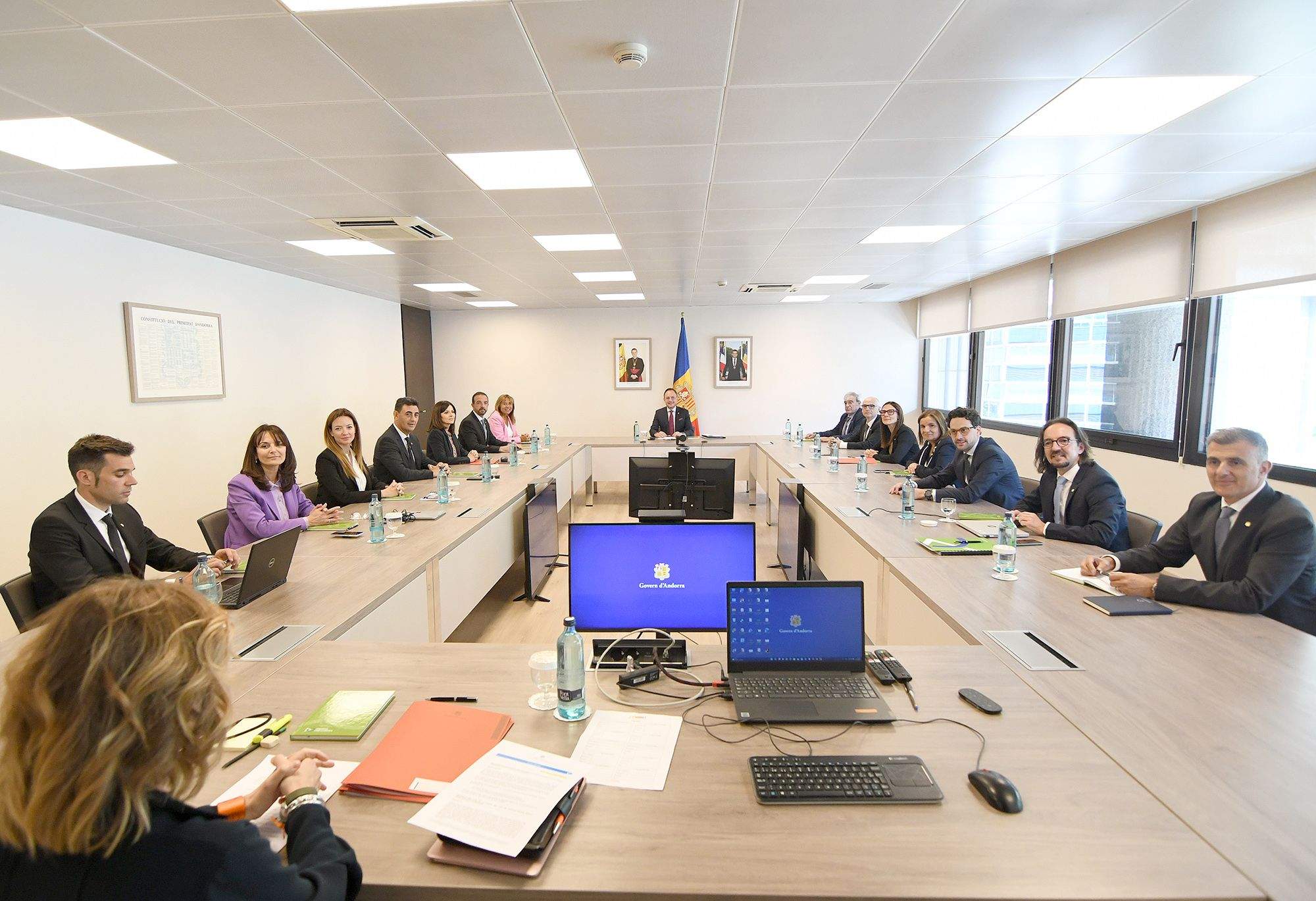 Primera reunió del consell de ministres. Primera reunió del consell de ministres.