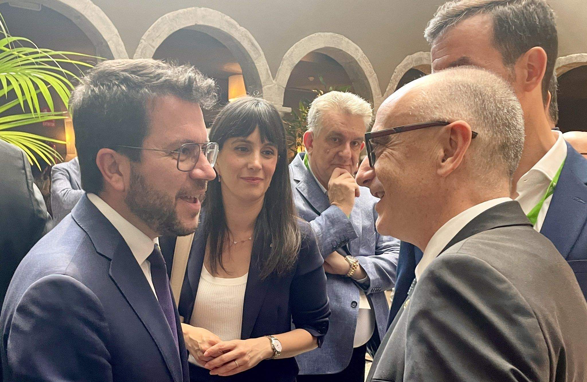 El ministre de Finances, Ramon Lladós saluda el president de la Generalitat, Pere Aragonès.