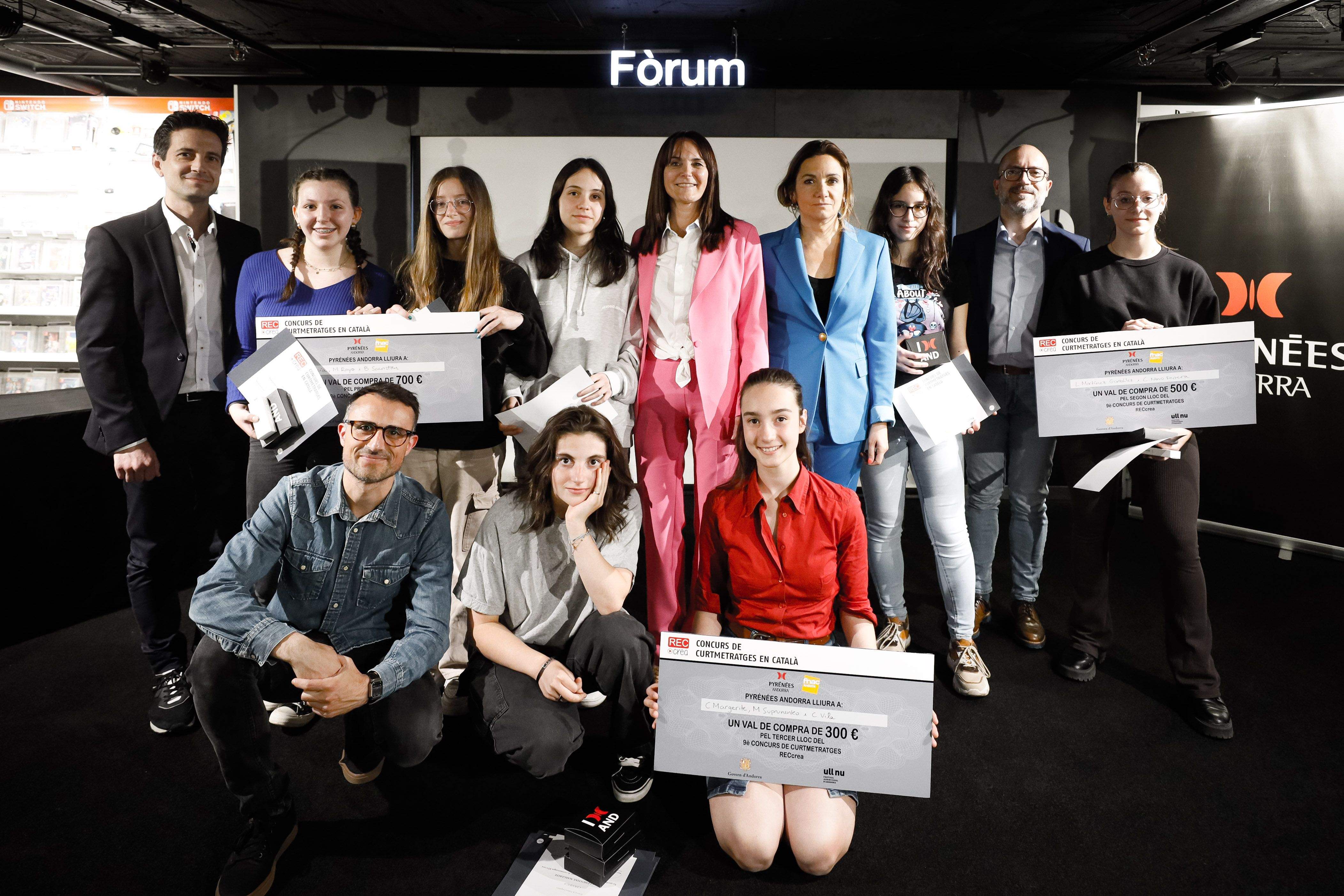 Una foto d'equip dels premiats amb la ministra.