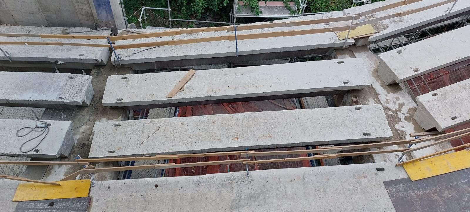 Una part del vial, desmuntat, aquesta tarda.