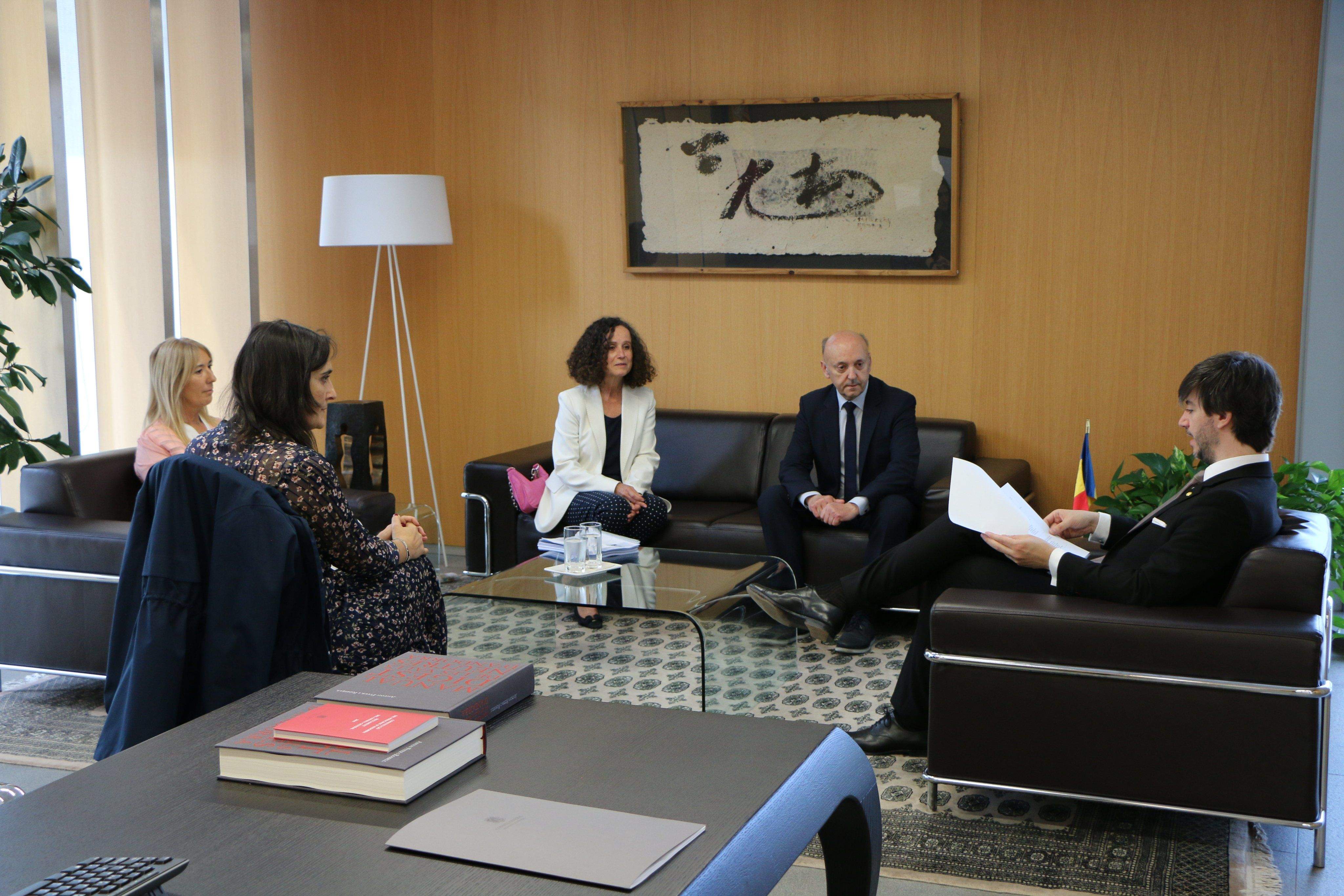 Un moment de la reunió entre els síndics i els representants de la Cambra.