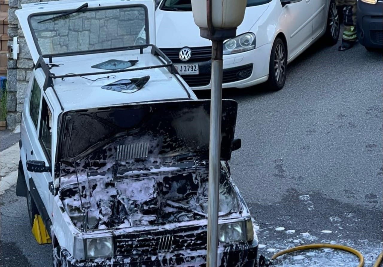 El cotxe cremat a la carretera de Nagol.