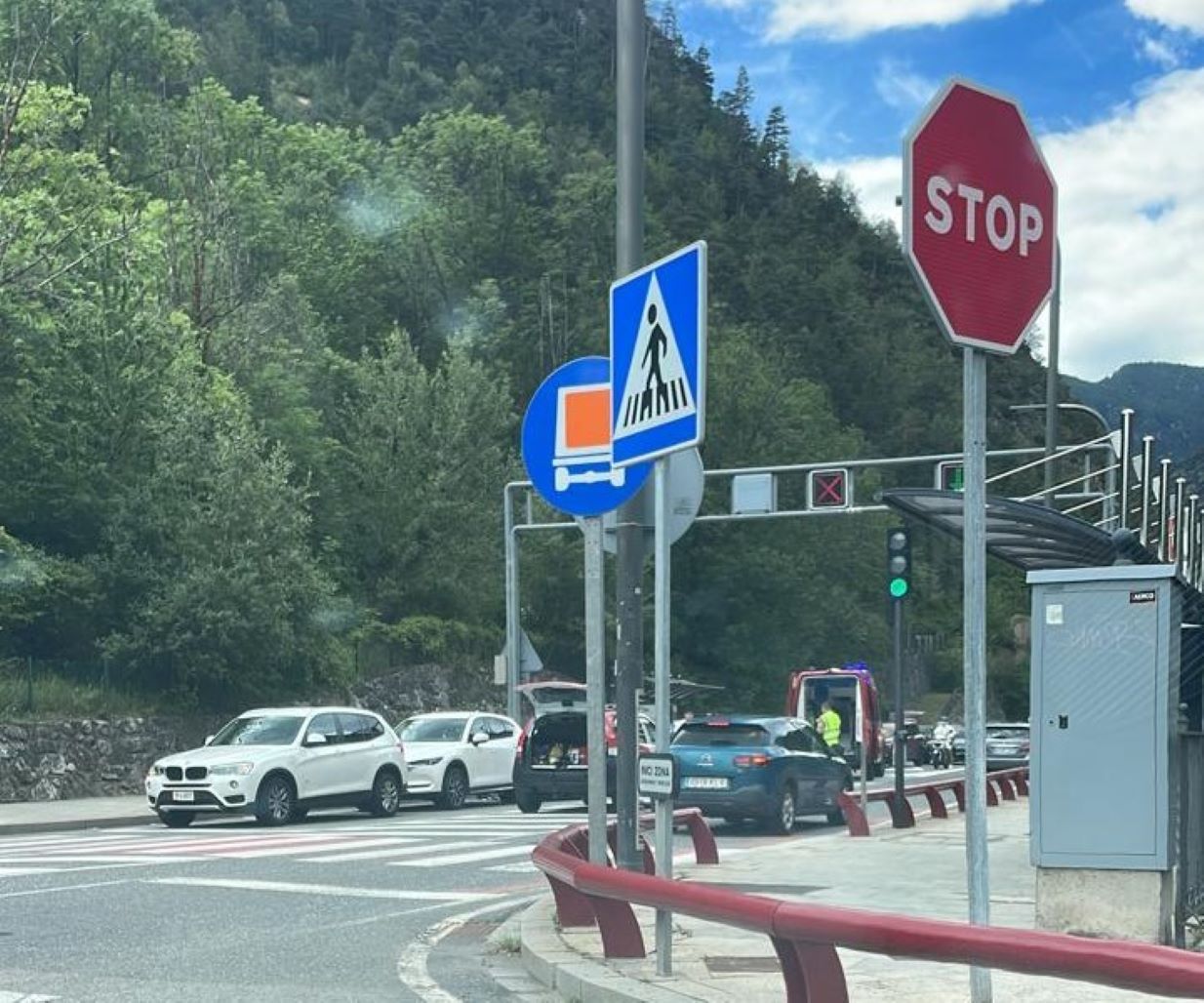 Vehicles i cossos de seguretat al lloc de l'accident.