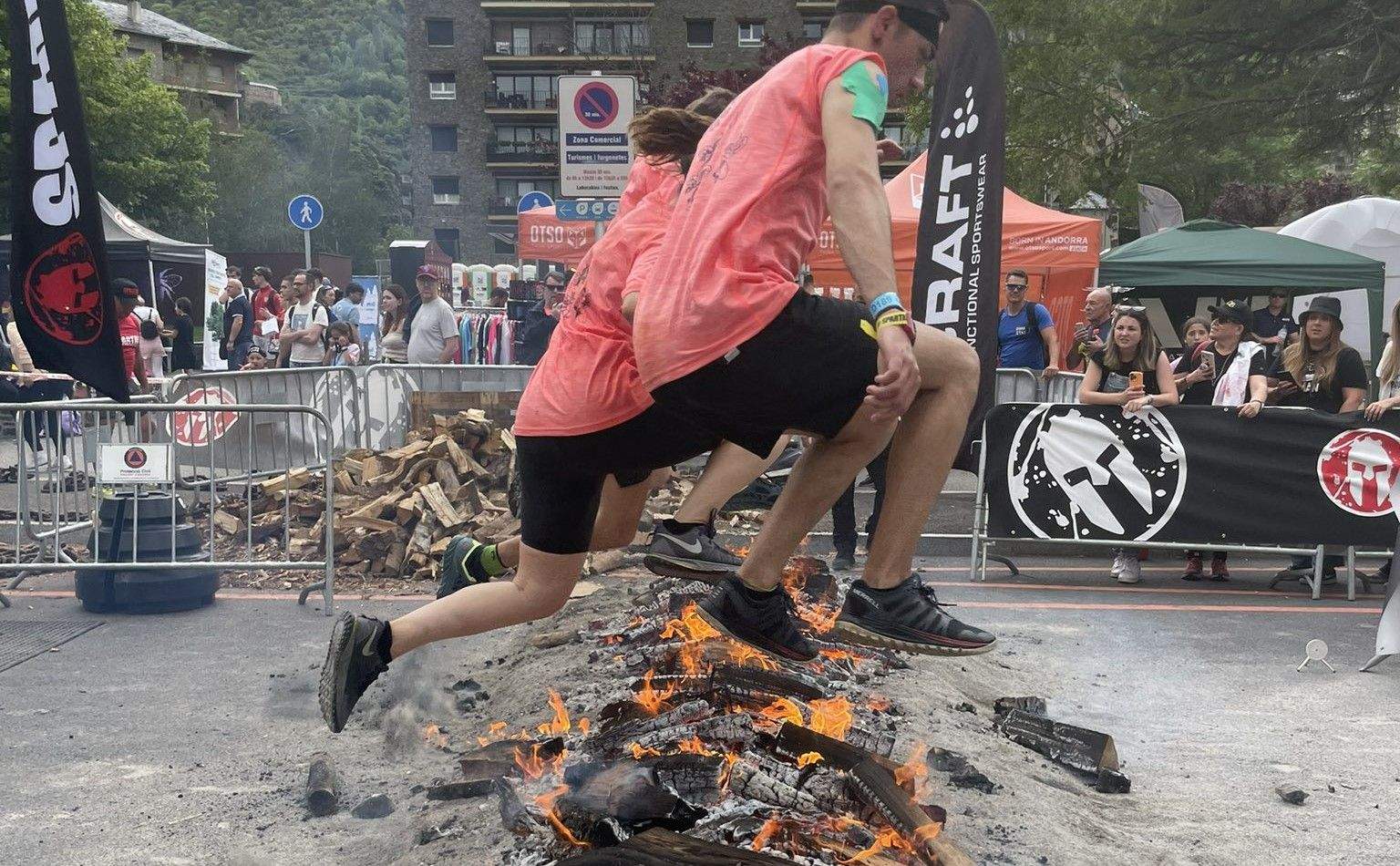 Participants superant una de les proves.