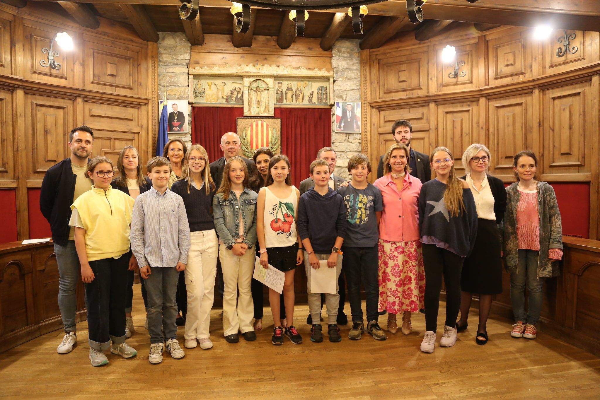 Els consellers i les conselleres infantils amb els representants comunals.