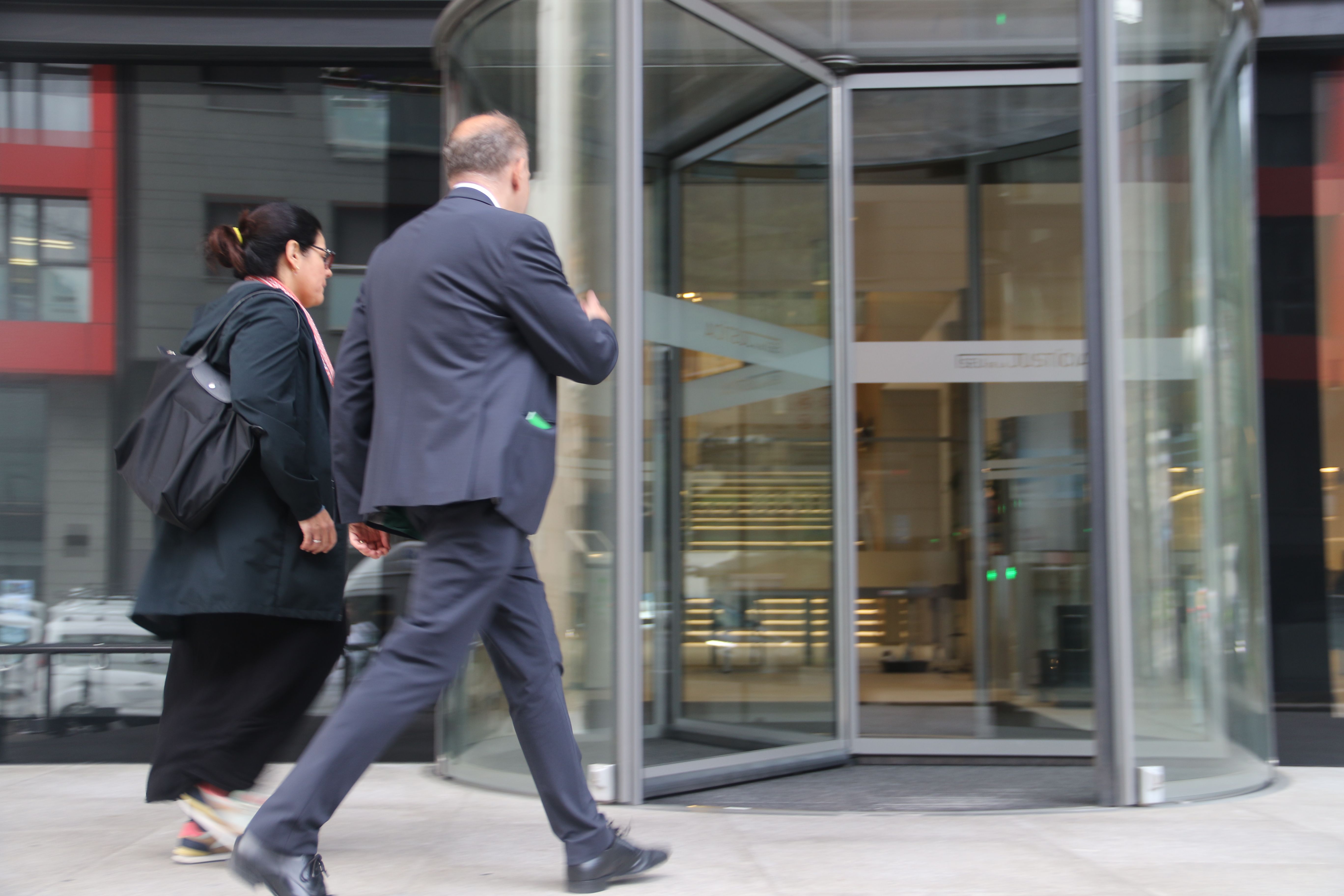 Maria Cosan acompanyada de Xavier Sopena entren a la Seu de la Justícia.