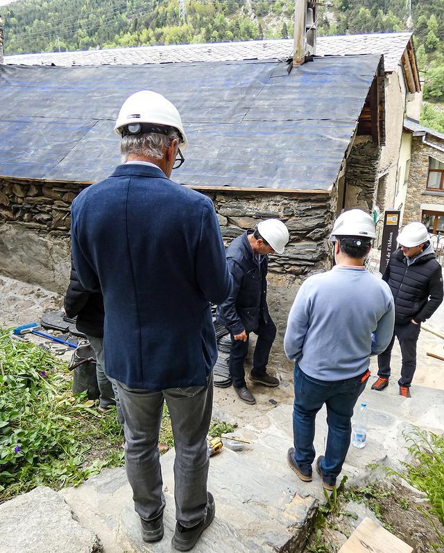 Representants del comú de Canillo anant a observar l'església. Representants del comú de Canillo anant a observar l'església.