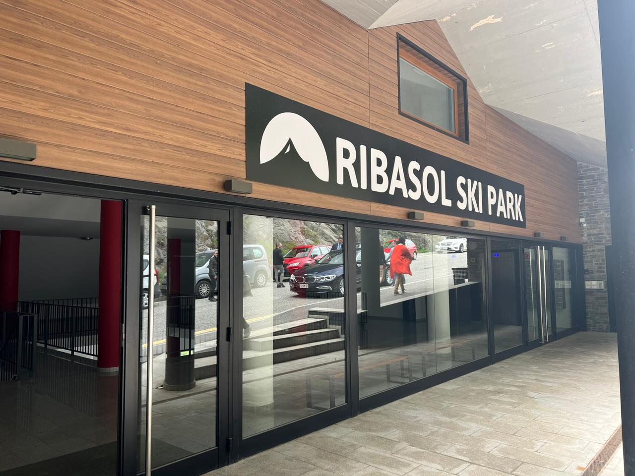 L'entrada d'un dels dos blocs que es convertiran en pisos a preu assequible.