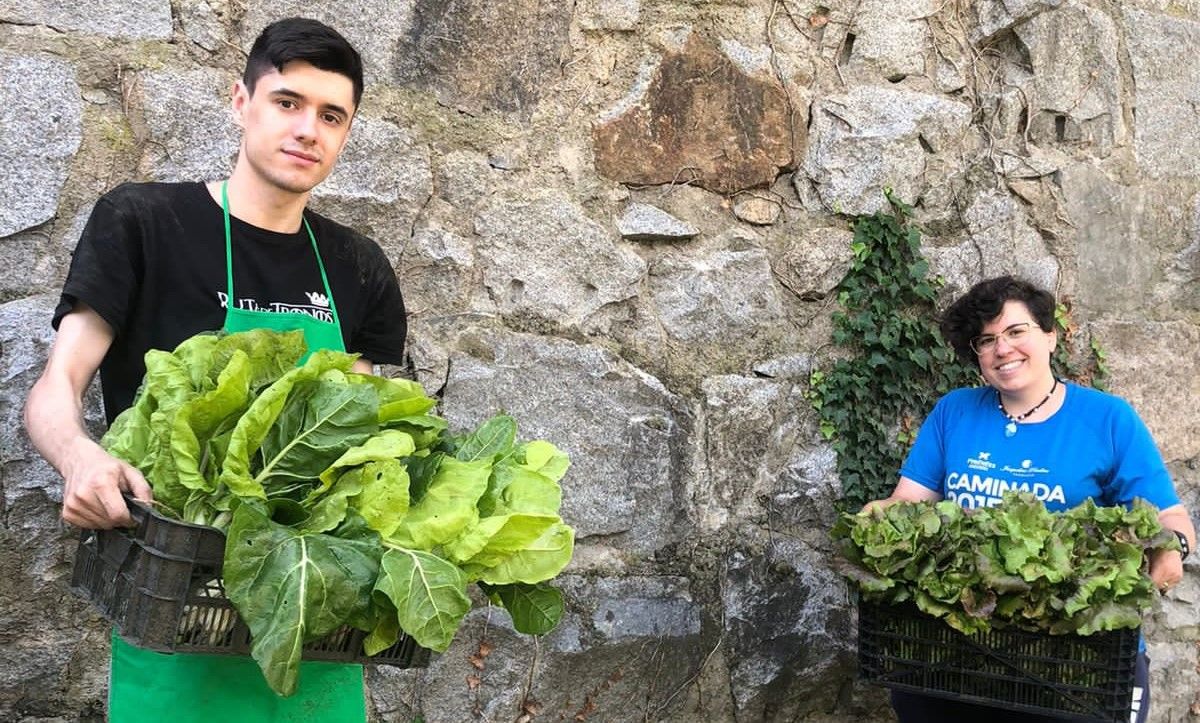 Estudiants de la Universitat d'Andorra amb la primera collita.