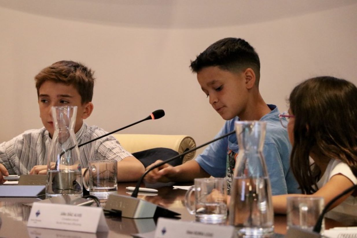 Tres integrants del consell d'infants d'Encamp i el Pas durant la sessió d'aquest dimarts.