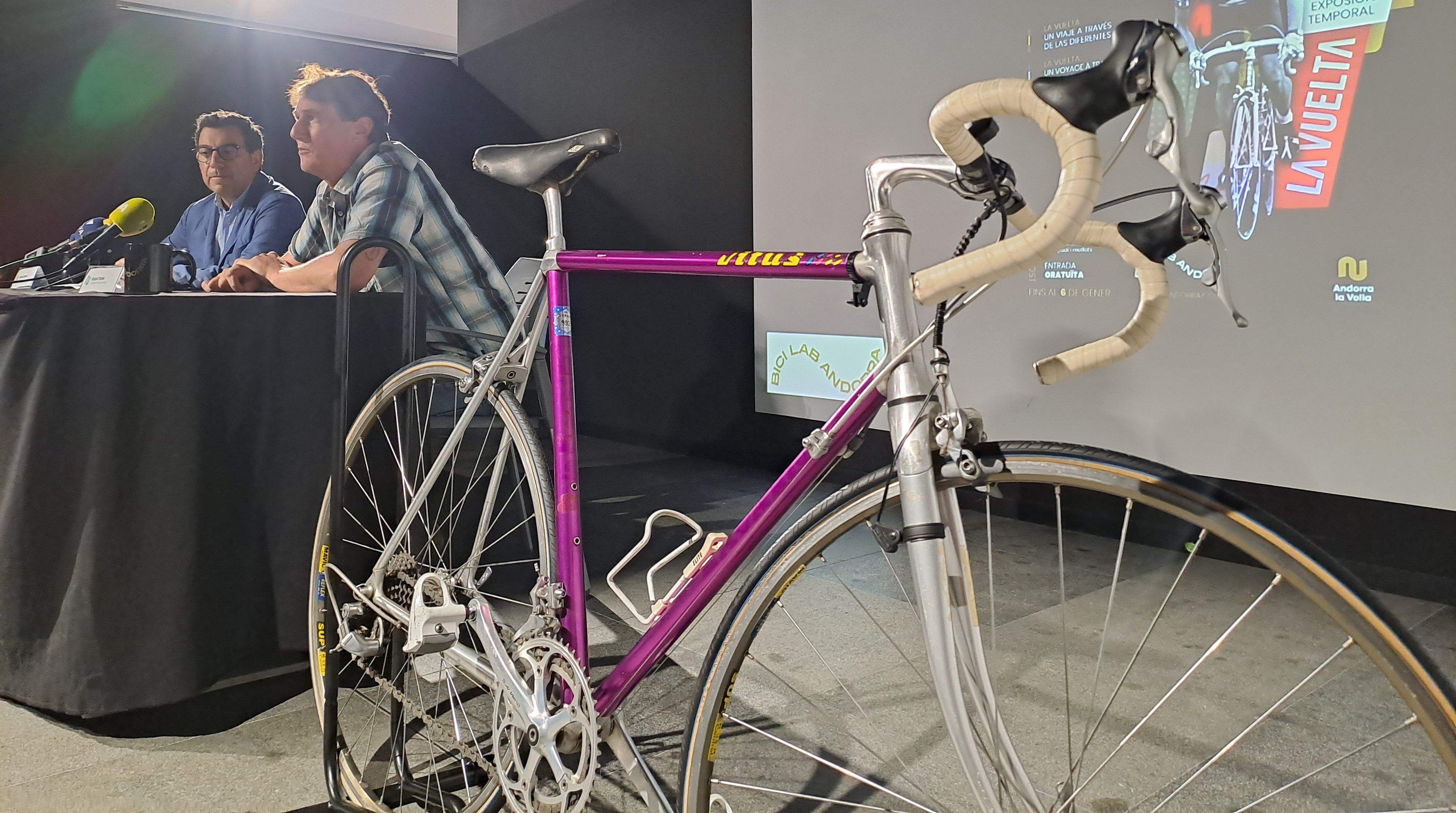 Canturri i Tarrés, amb una de les bicicletes que es veurà exposada.