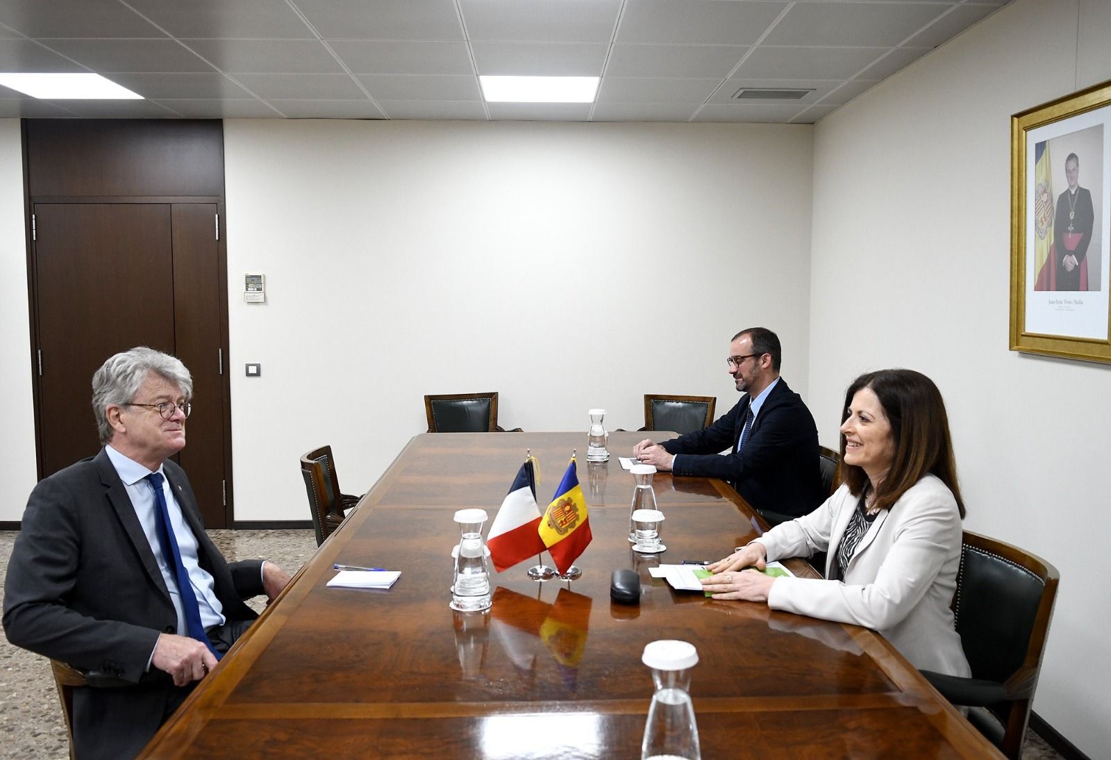 La ministra Imma Tor, acompanyada d'Andreu Jordi, en una trobada amb l'ambaixador francès, Jean-Claude Tribolet.