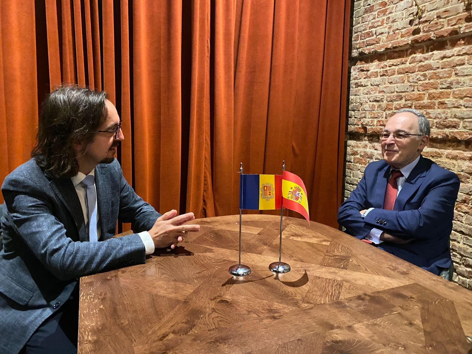 Landry Riba reunit a Madrid amb el seu homòleg espanyol Pascual Navarro. Landry Riba reunit a Madrid amb el seu homòleg espanyol Pascual Navarro.