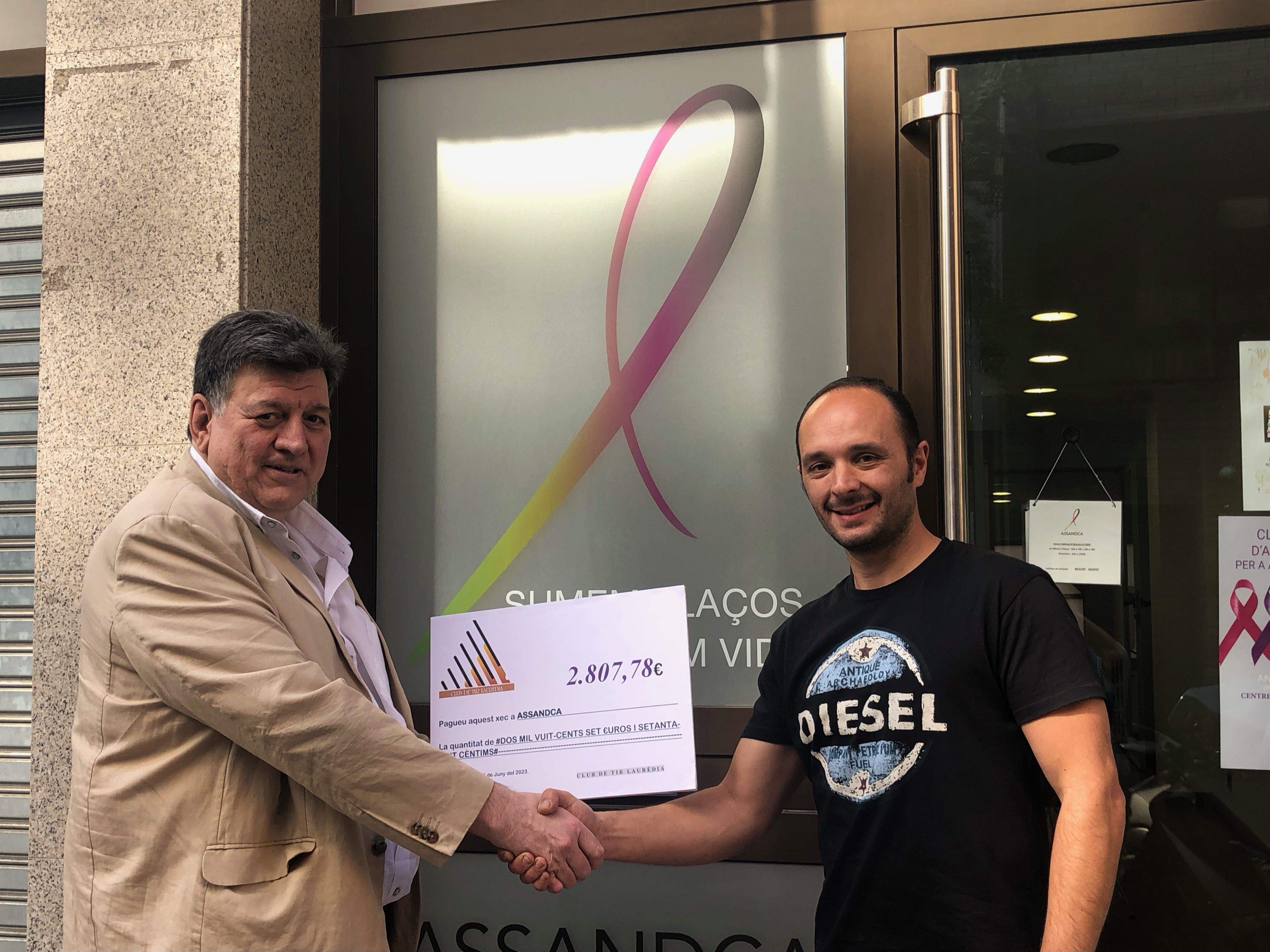 Josep Saravia (Assandca) rep un xec simbòlic de Lluís Carrera (Club de Tir Laurèdia).