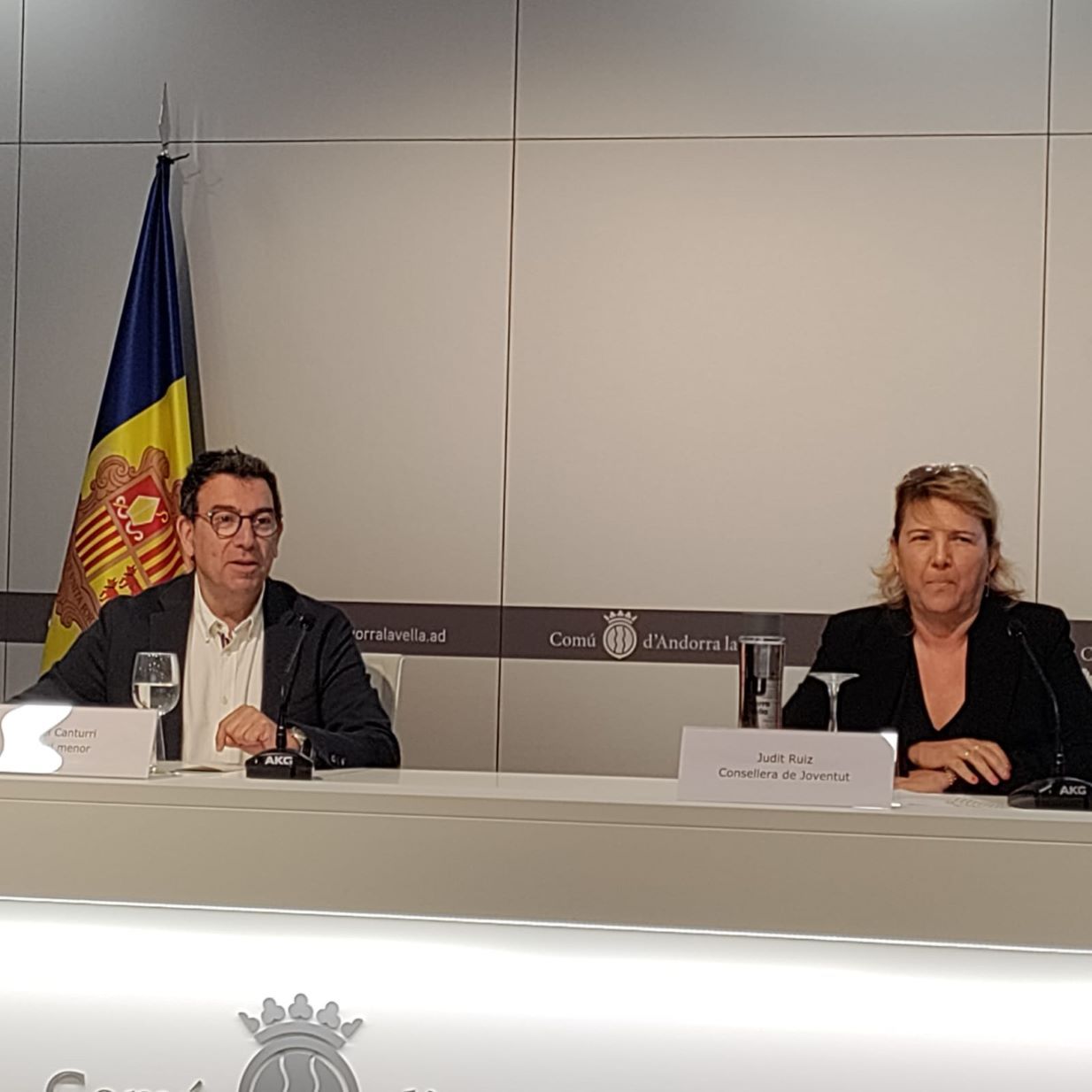 El cònsol menor, Miquel Canturri i la consellera de Joventut, Judit Ruiz durant la roda de premsa d'aquest dijous.