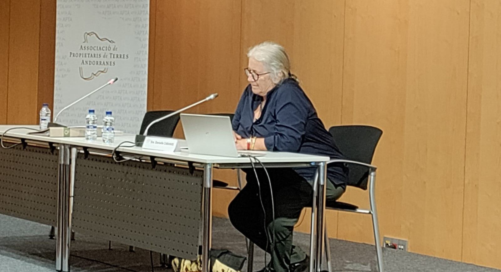 La professora de la Universitat de Tolosa, Danielle Cabanis durant la conferència d'aquest dijous a Andorra la Vella.