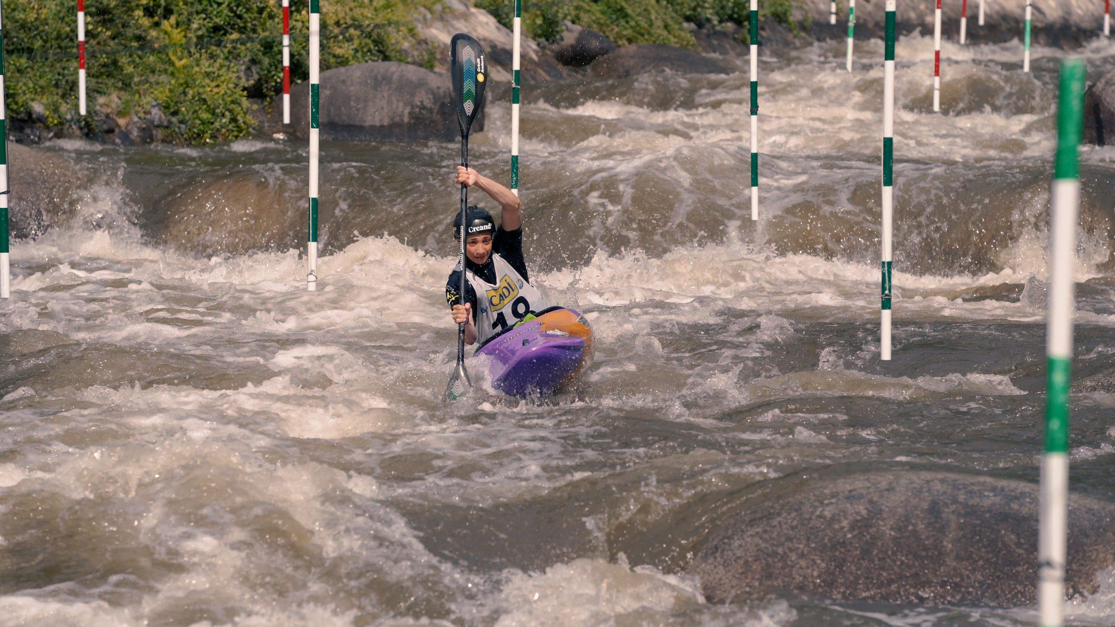 La palista Mònica Dòria remant al canal del Parc del Segre en una imatge d'arxiu.