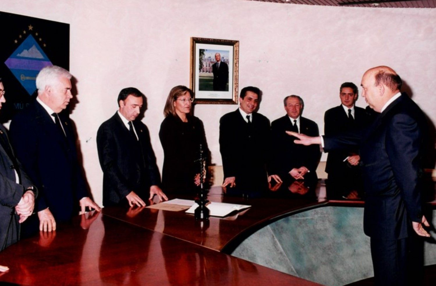 Josep Maria Puy jurant el càrrec de conseller l'any 1999.