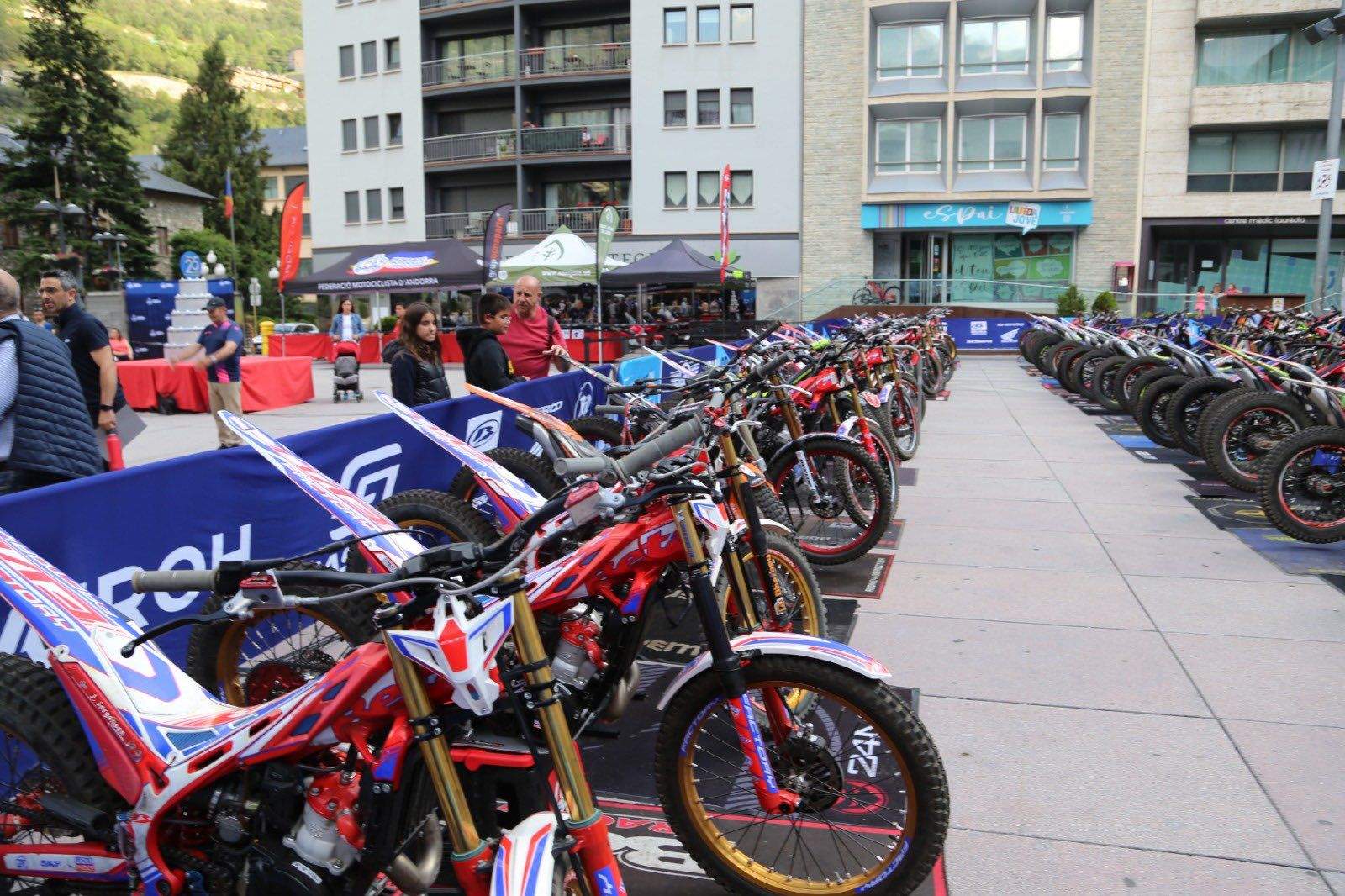 Les motos exposades a la plaça Germandat.