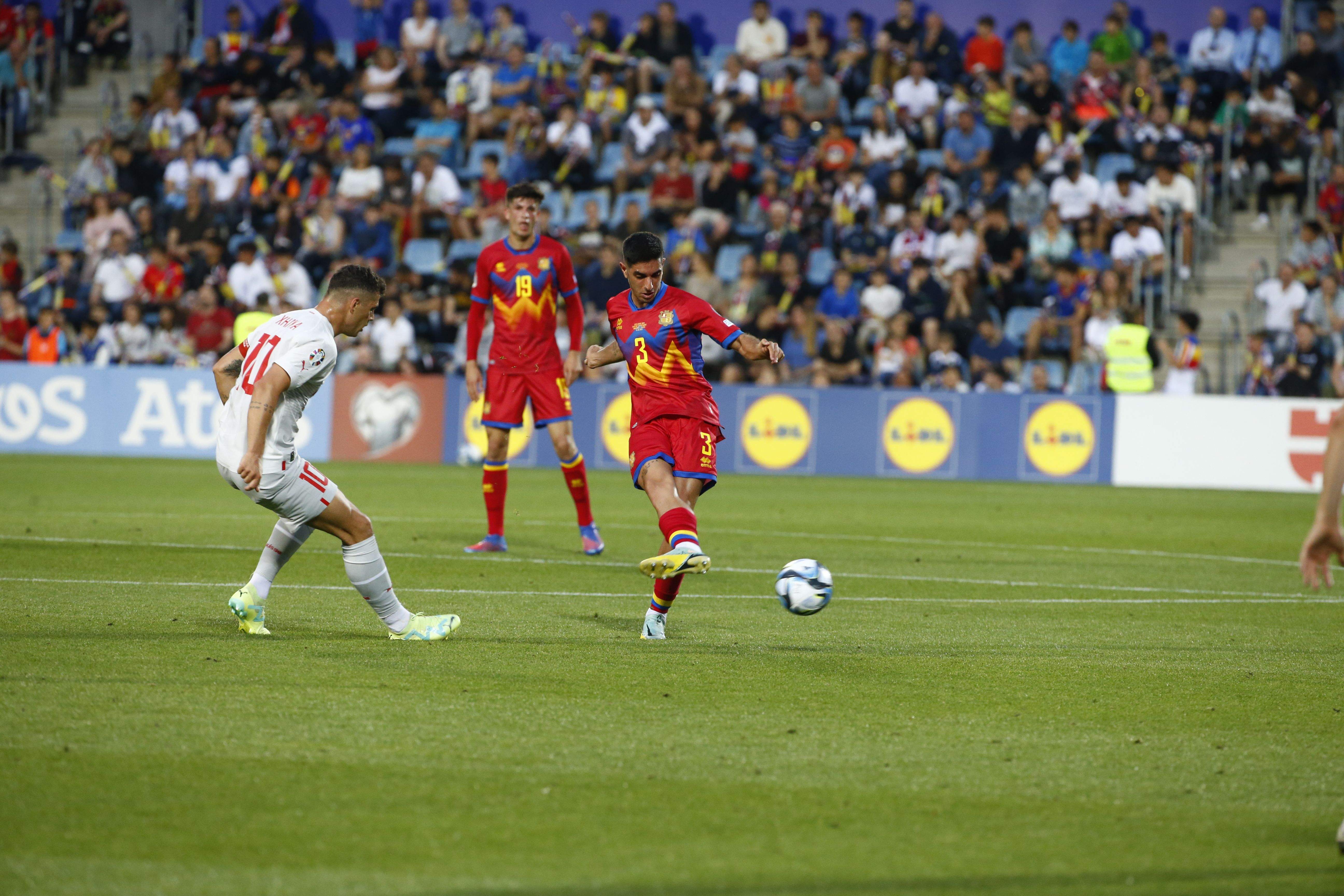  Vales envia una passada davant la presència d'un rival helvètic.