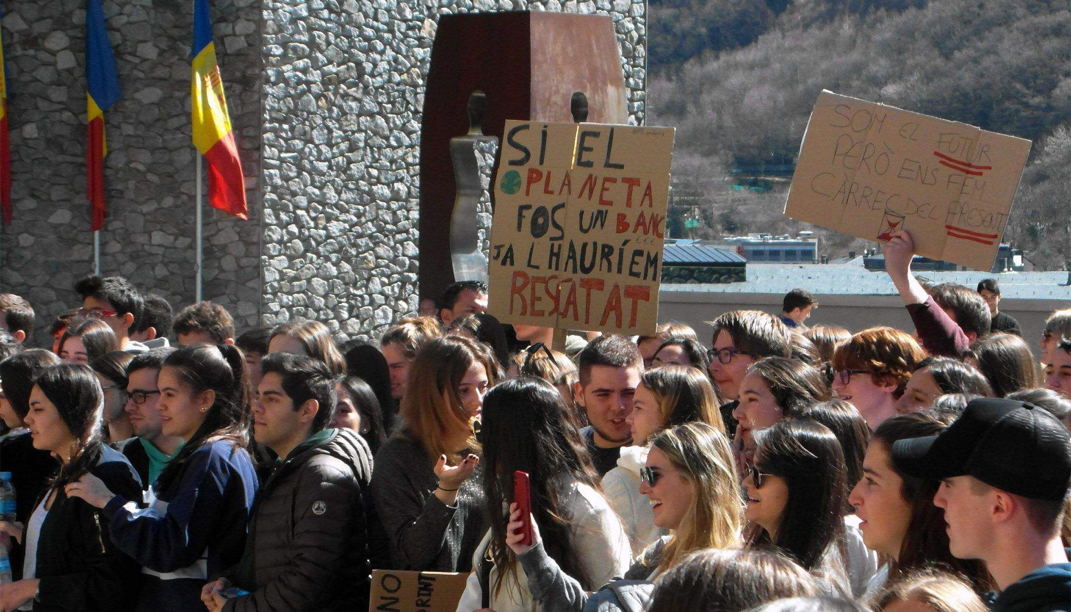 Manifestació de joves per reclamar més esforços contra el canvi climàtic.