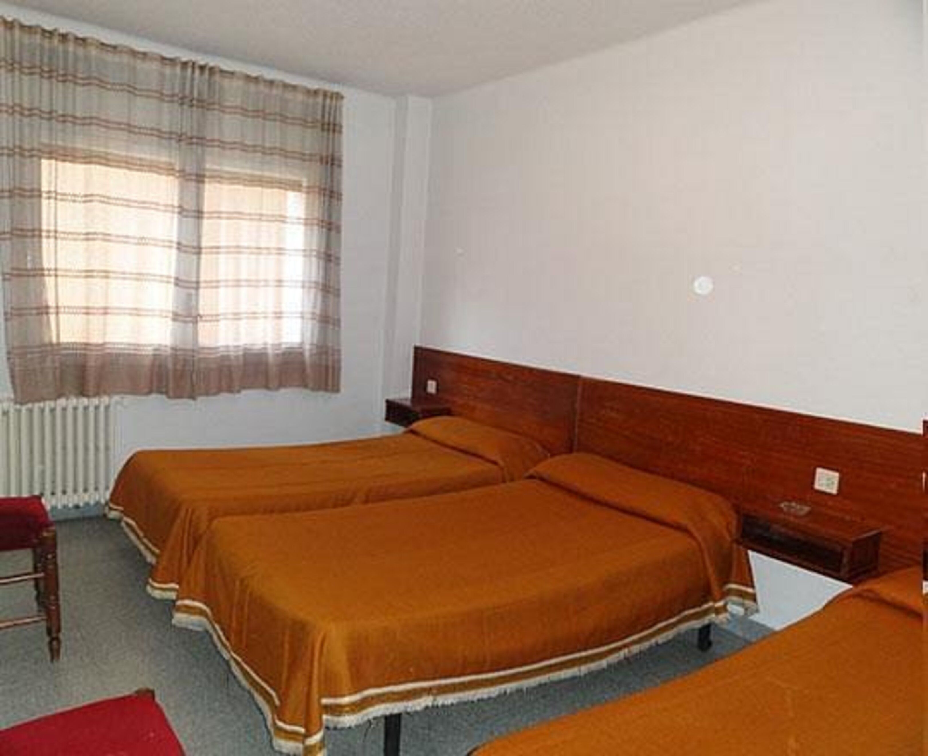 Imatge d'una habitació d'una de les pensions que ha tancat.