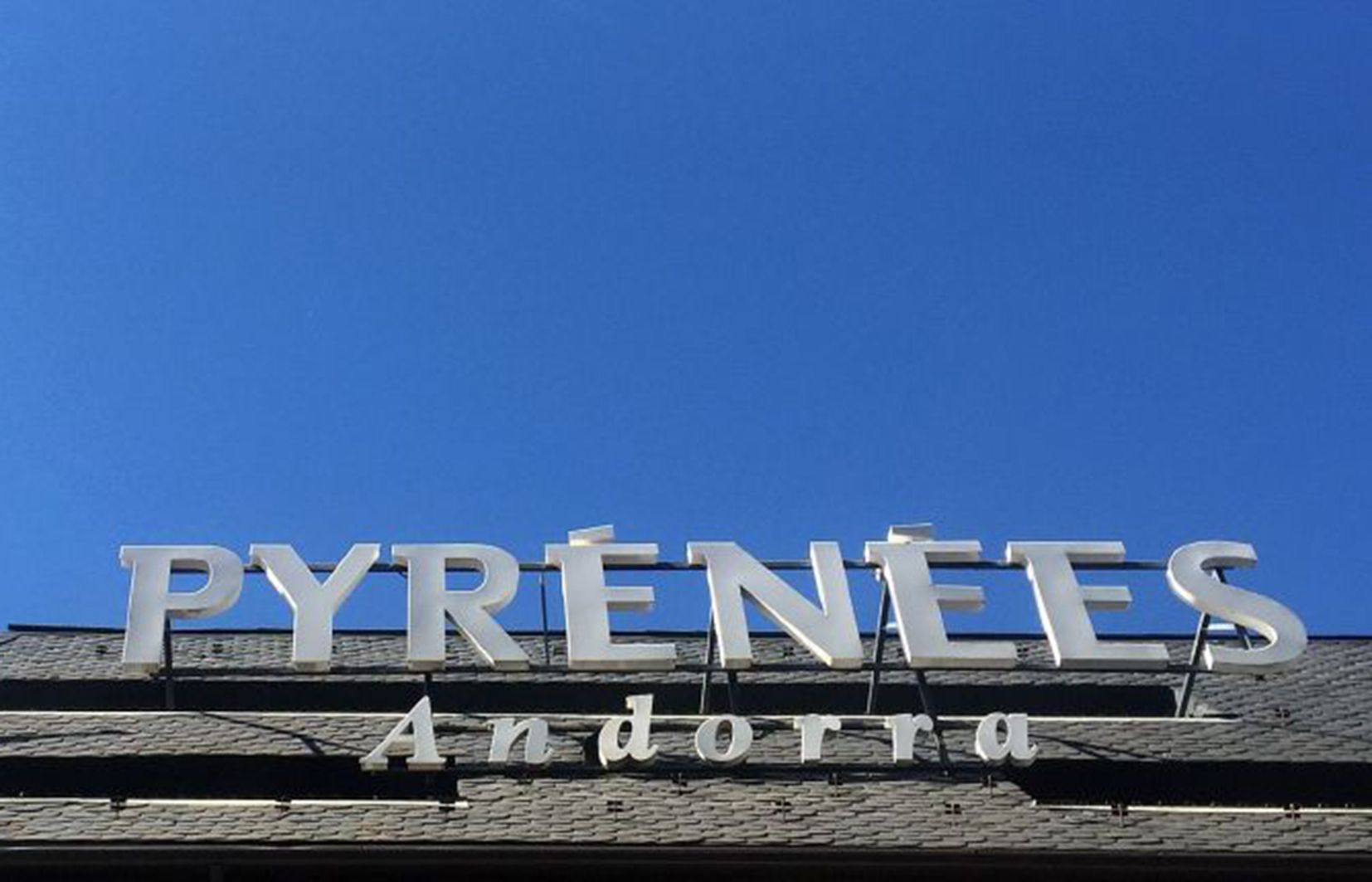 Rètol a l'edifici central de Pyrénées.