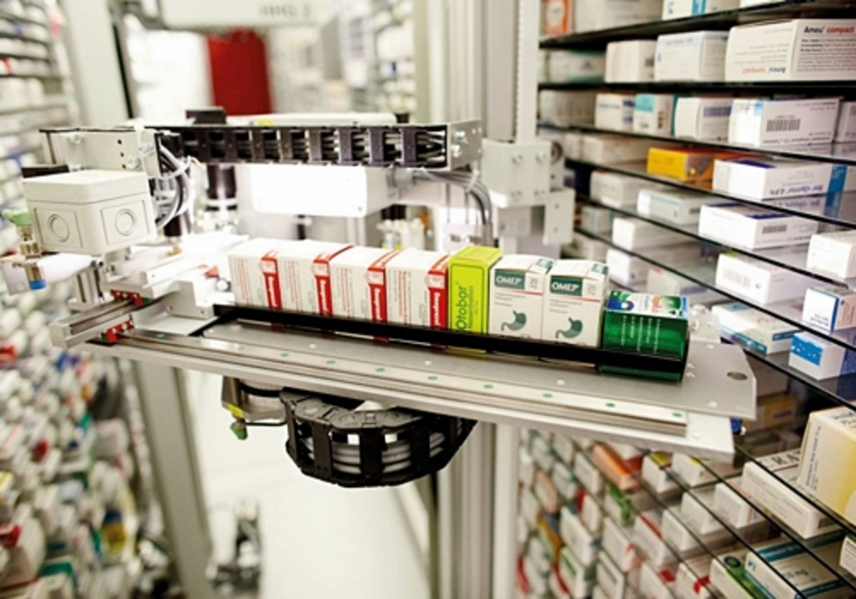 Заказать лекарства через склад аптеку. Робот фармацевт consis. Роботизированная аптека. Оборудование для автоматизации аптеки. Роботизированные склады в аптеке.