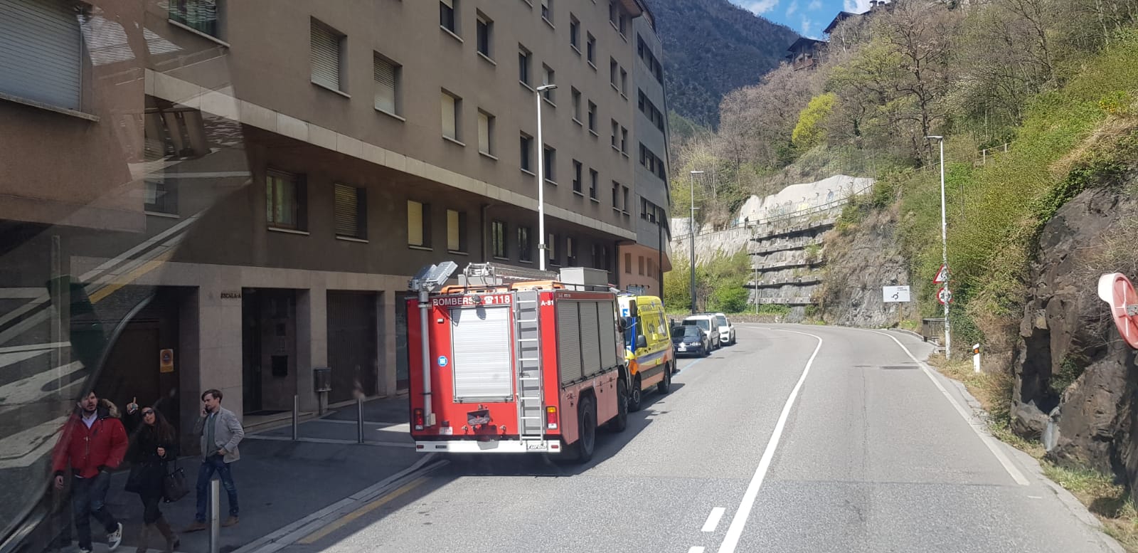 Bombers i SUM en una tasca de trasllat i contenció d'una persona a la part alta de Fiter i Rossell.