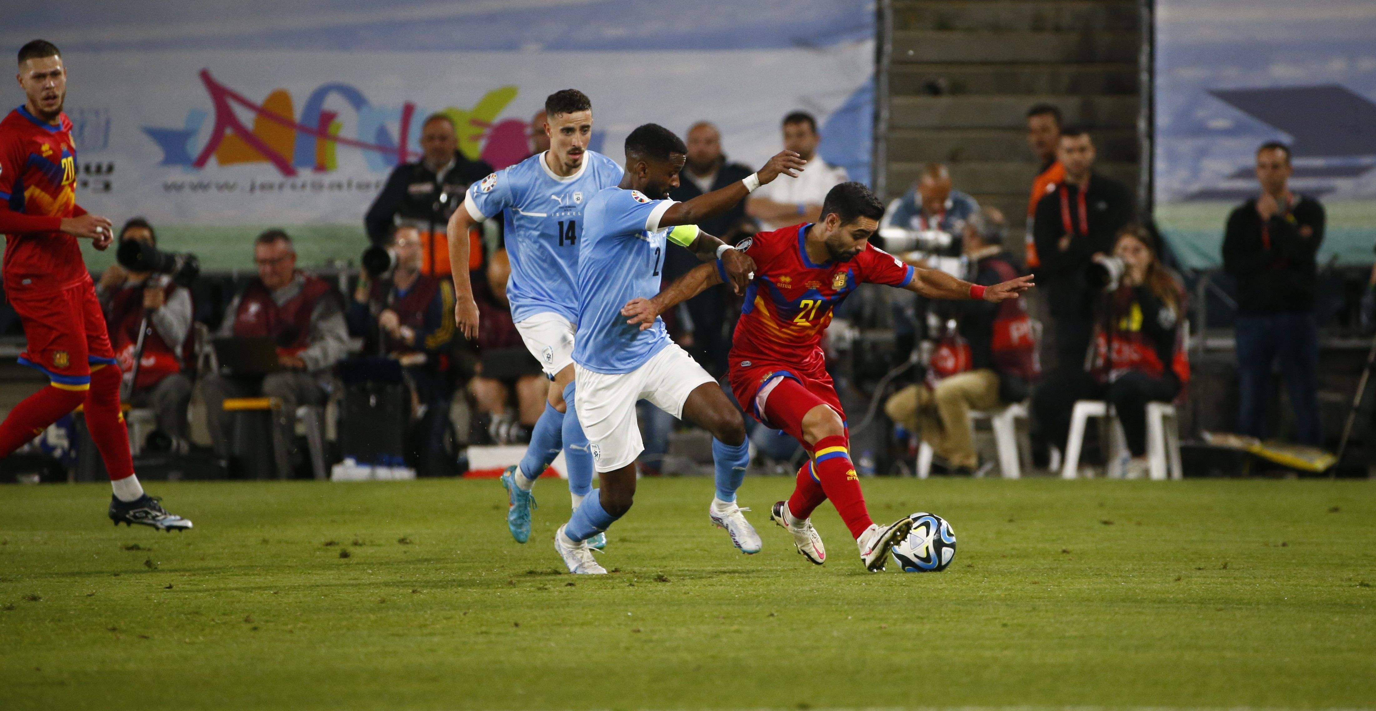 Marc García protegeix una pilota davant la pressió d'un rival d'Israel.