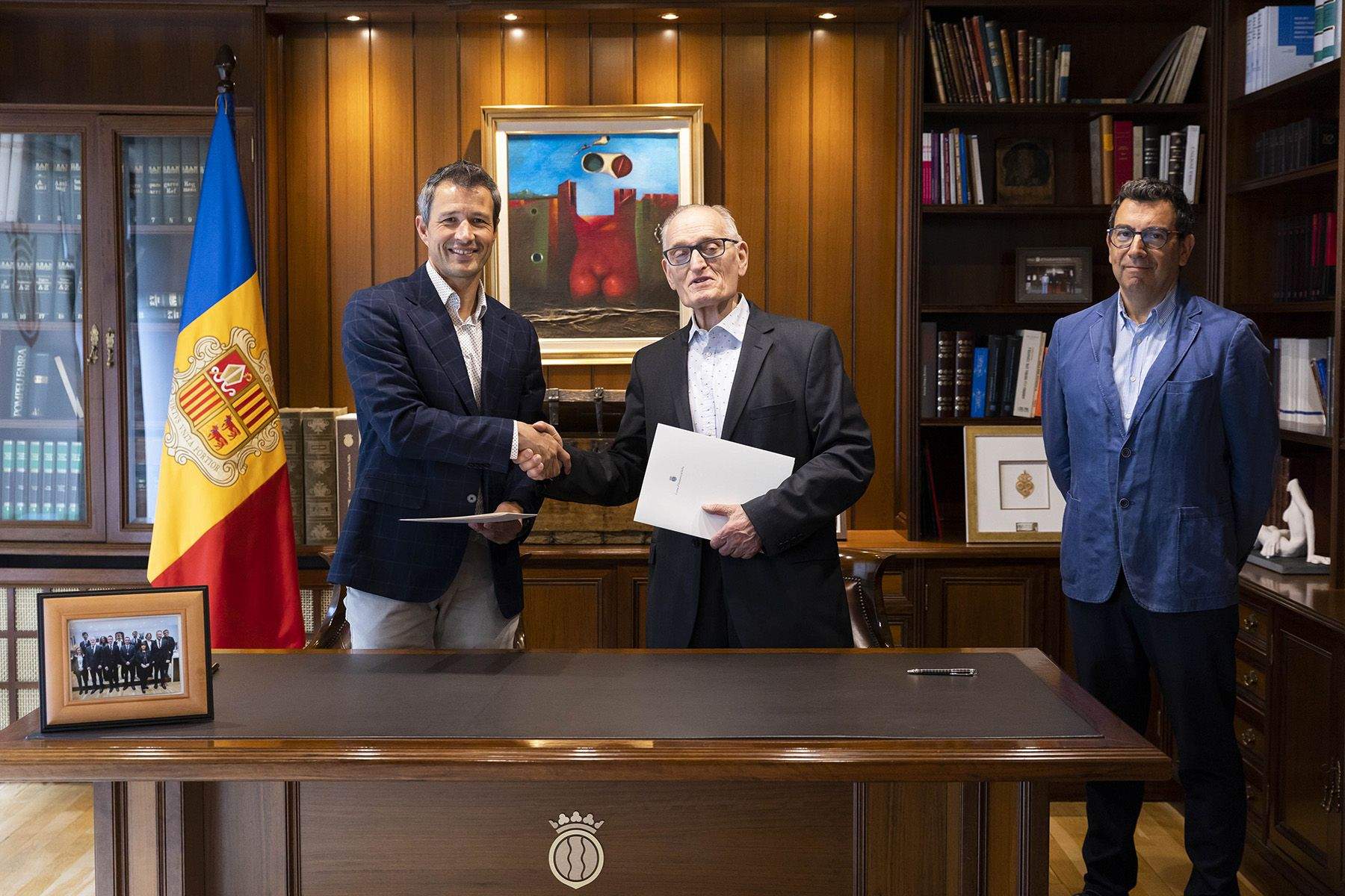 David Astrié, Ramon Sàrries i Miquel Canturri simbolitzant l'acord.