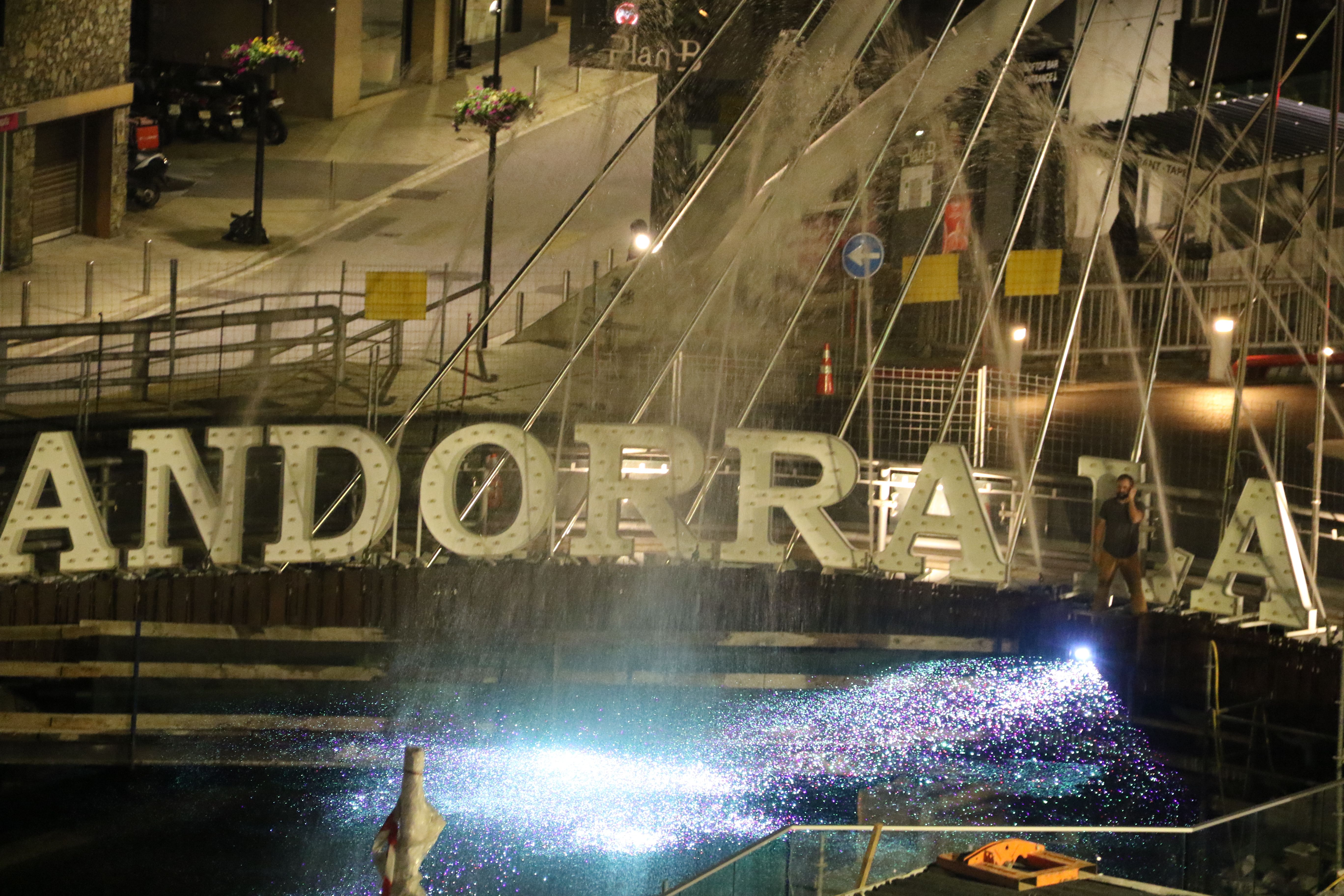 Un tècnic davant una de les lletres observant les proves. Un tècnic davant una de les lletres observant les proves.
