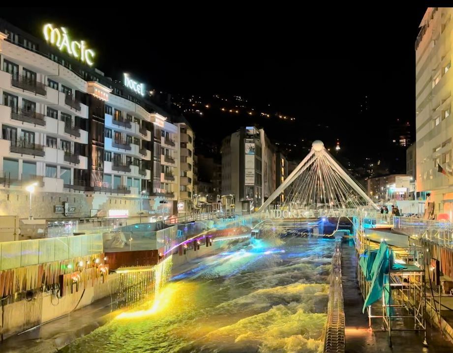 Llum i colors sobre el Valira. Llum i colors sobre el Valira.